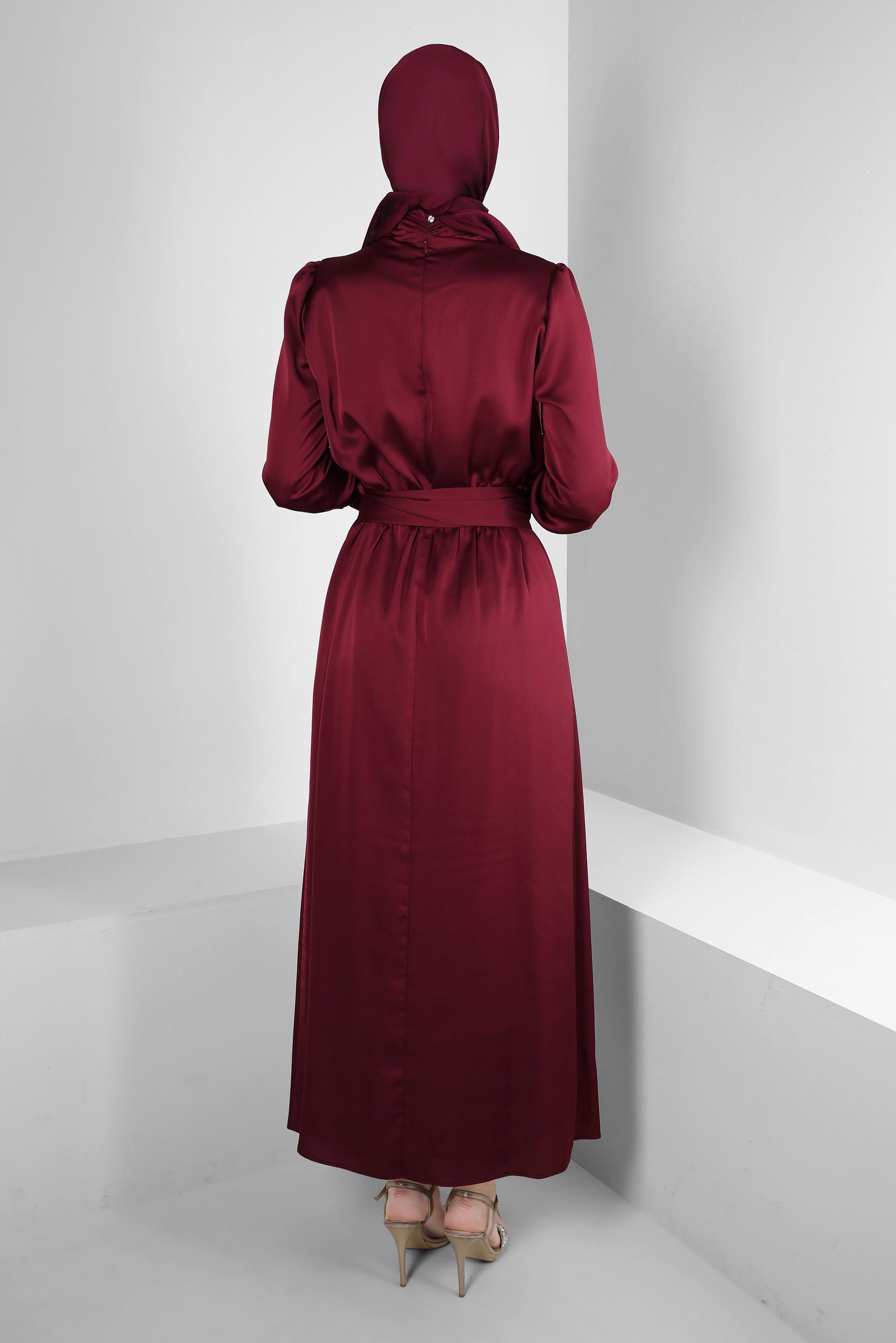 Tesettür giyim BORDO TAŞ DETAYLI KUŞAKLI SATEN ELBİSE 43510