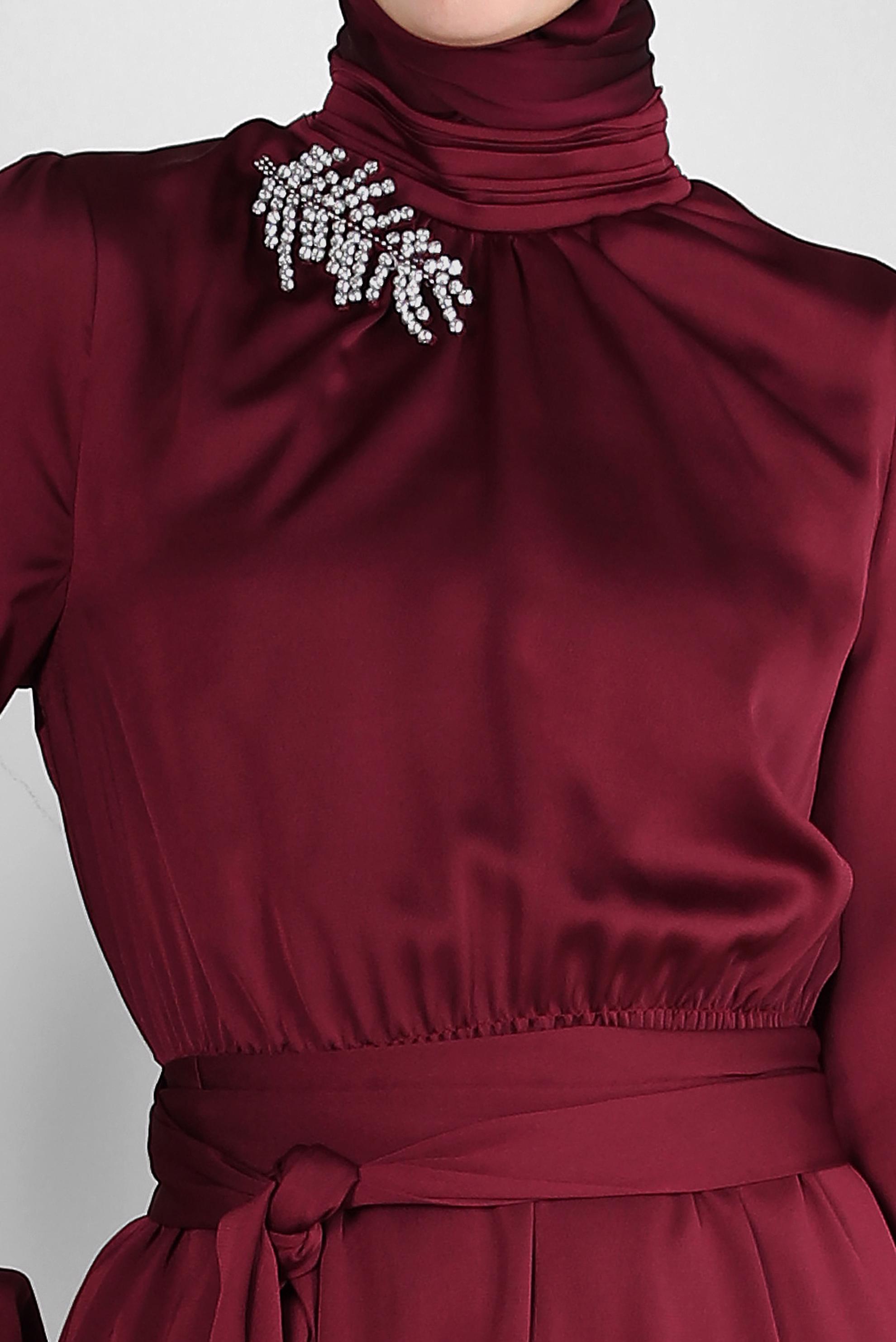 Tesettür giyim BORDO TAŞ DETAYLI KUŞAKLI SATEN ELBİSE 43510