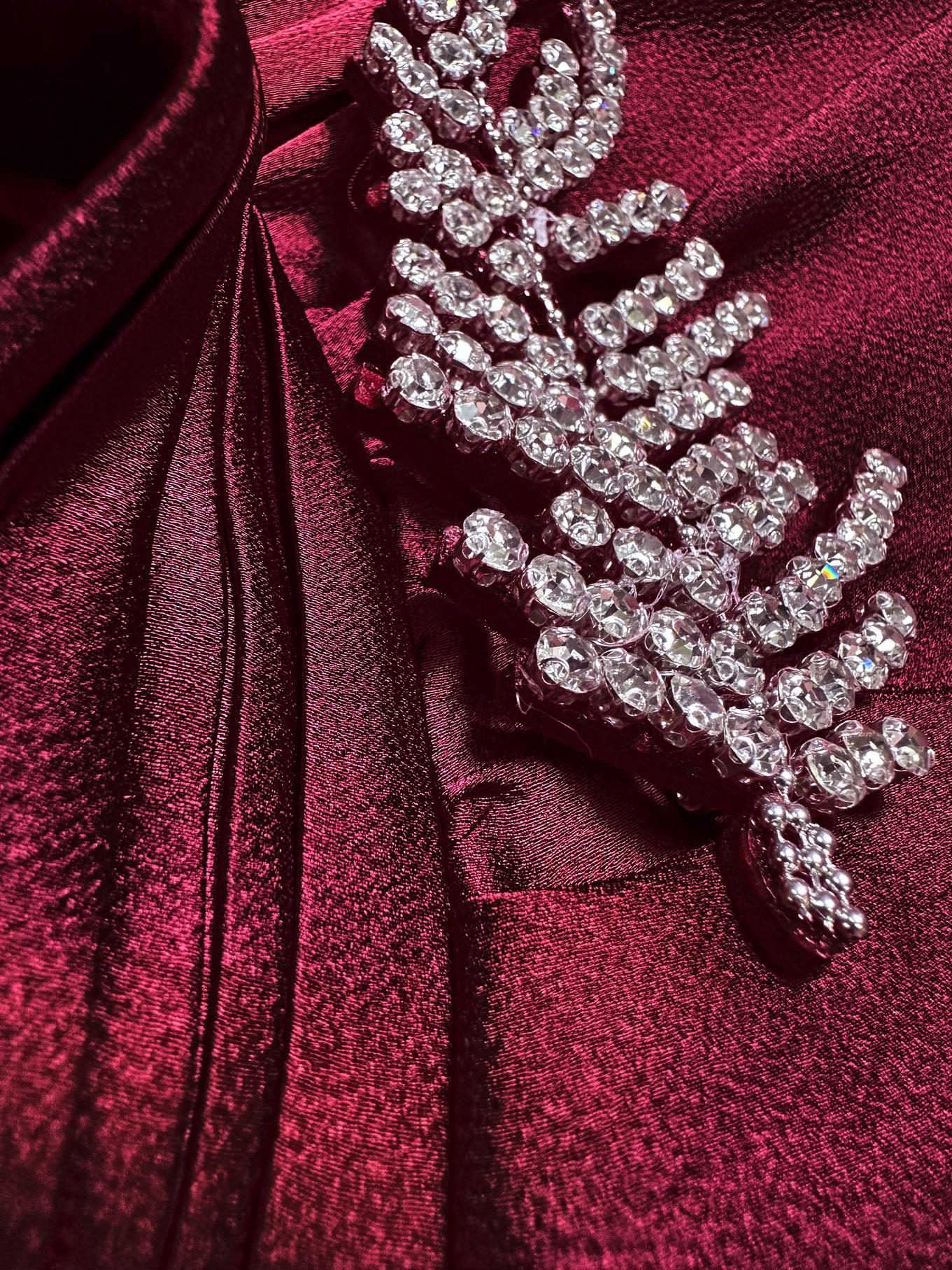 Tesettür giyim BORDO TAŞ DETAYLI KUŞAKLI SATEN ELBİSE 43510