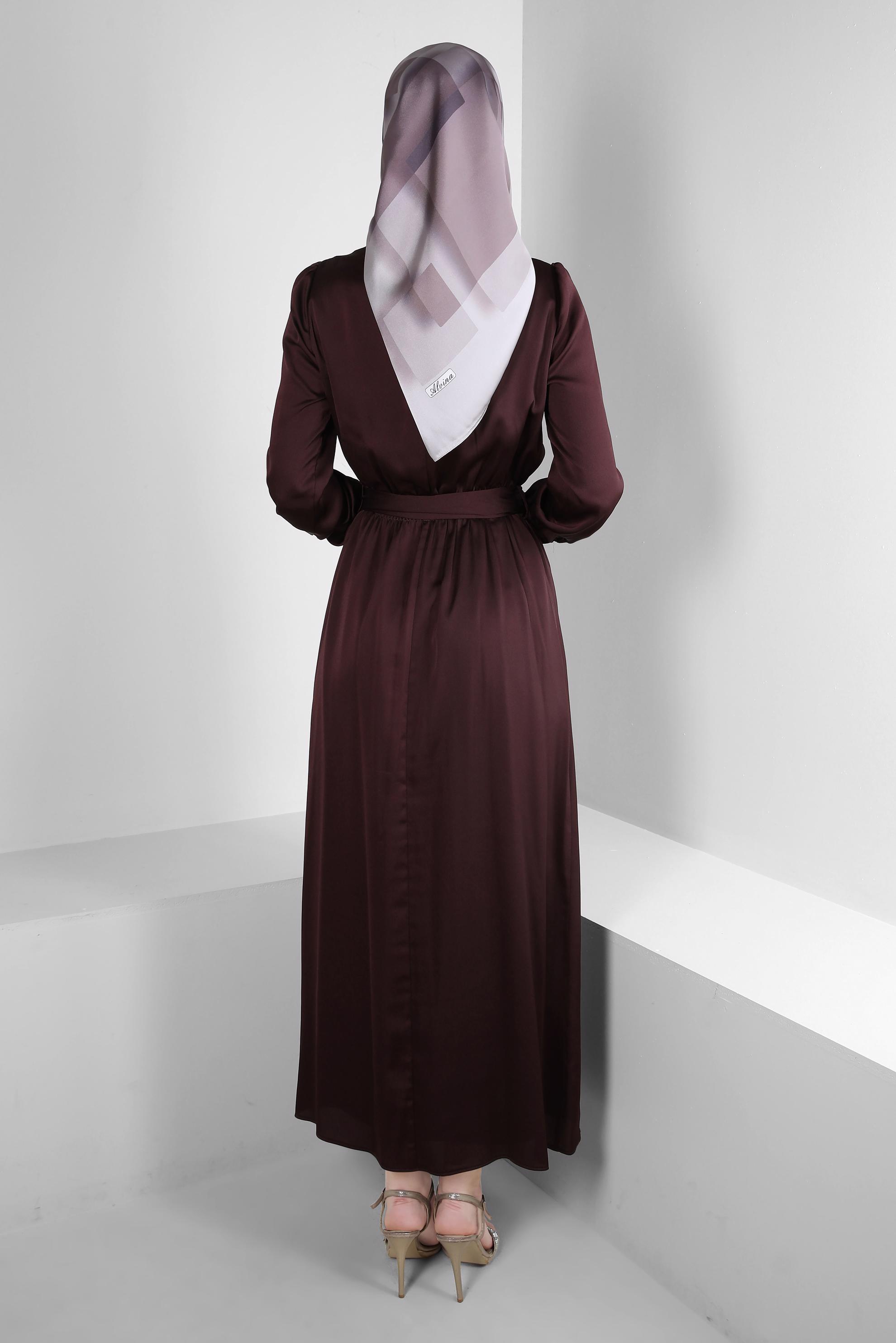 Tesettür giyim BORDO TAŞ DETAYLI KUŞAKLI SATEN ELBİSE 43510