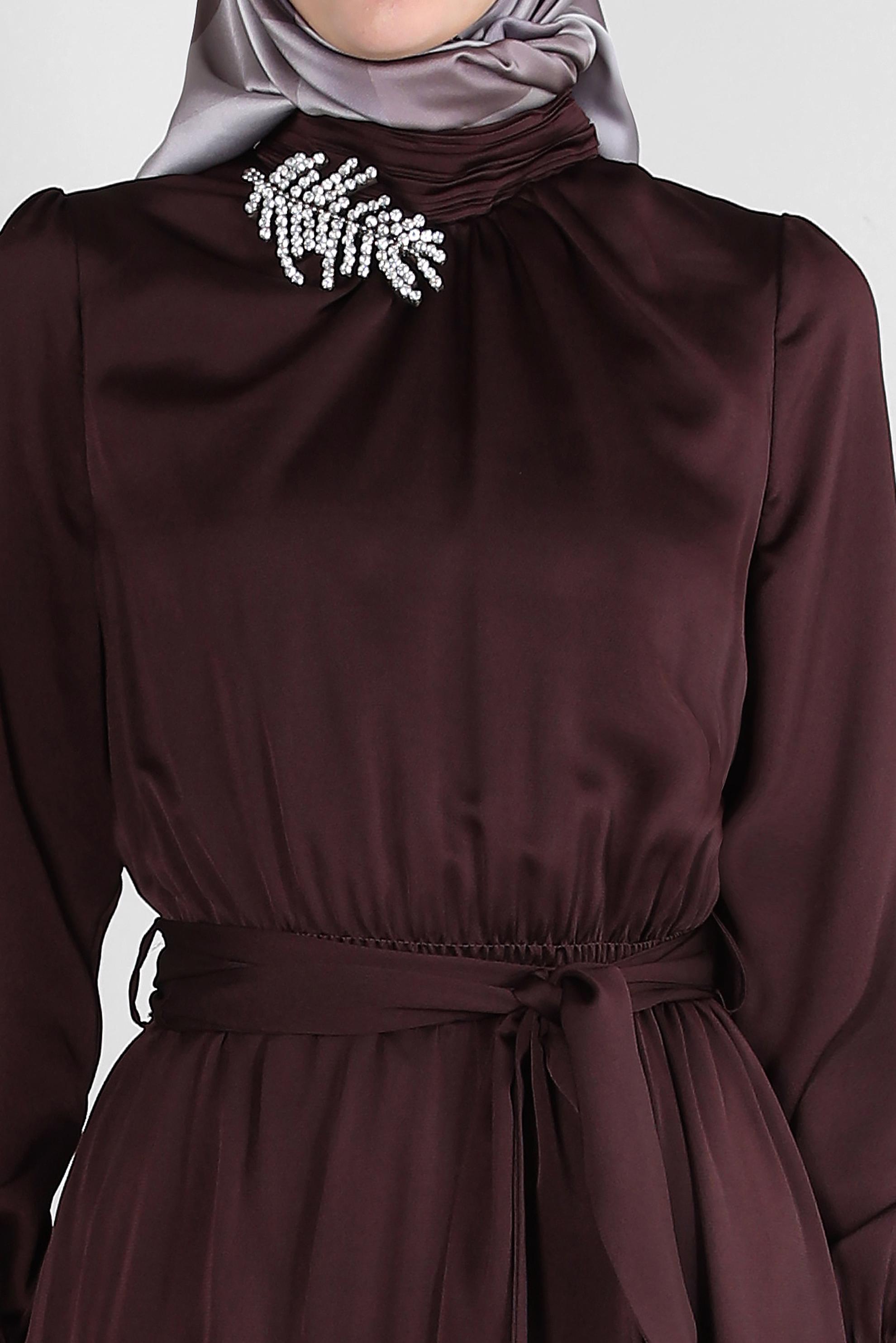 Tesettür giyim BORDO TAŞ DETAYLI KUŞAKLI SATEN ELBİSE 43510