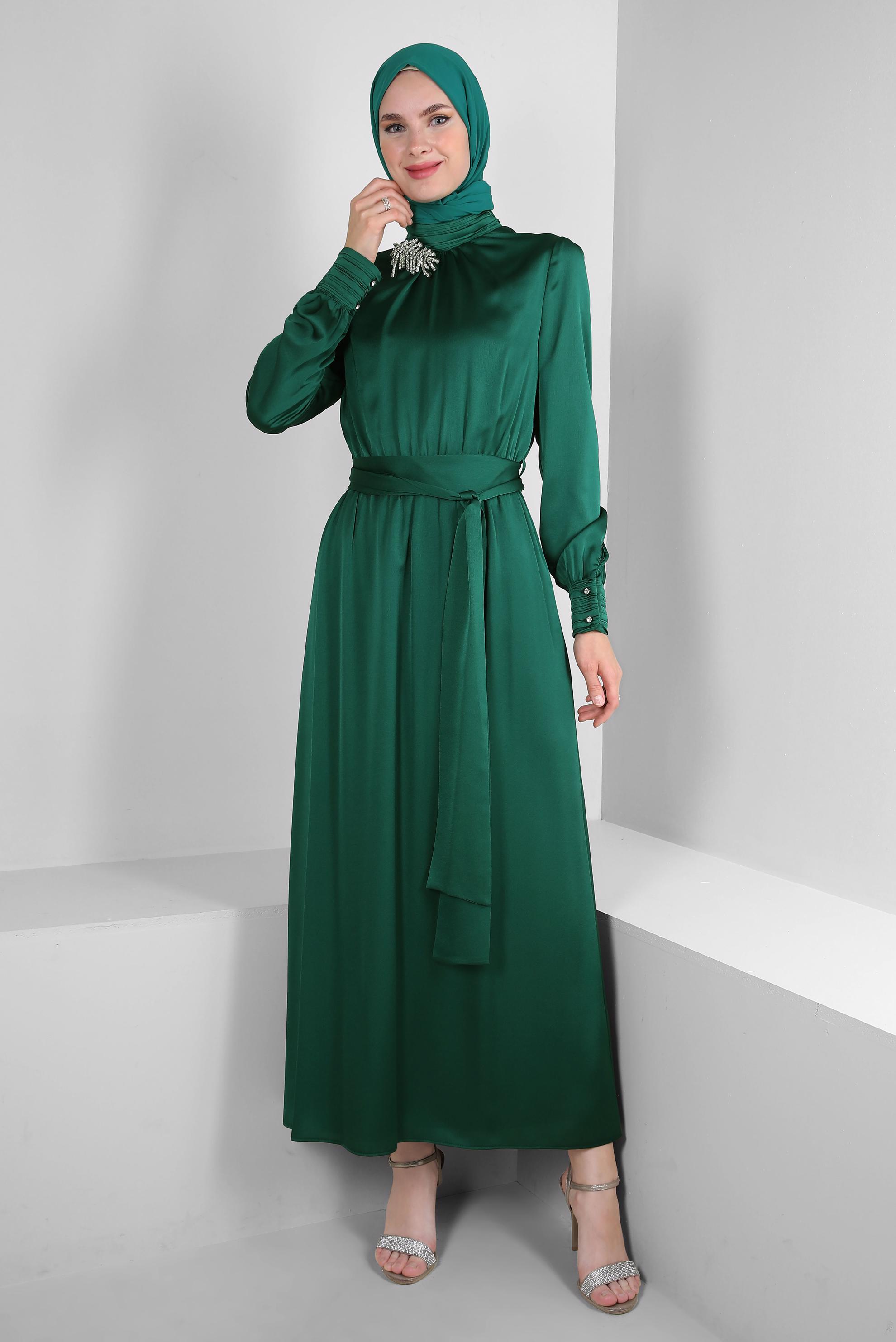 Tesettür giyim YEŞİL TAŞ DETAYLI KUŞAKLI SATEN ELBİSE 43510