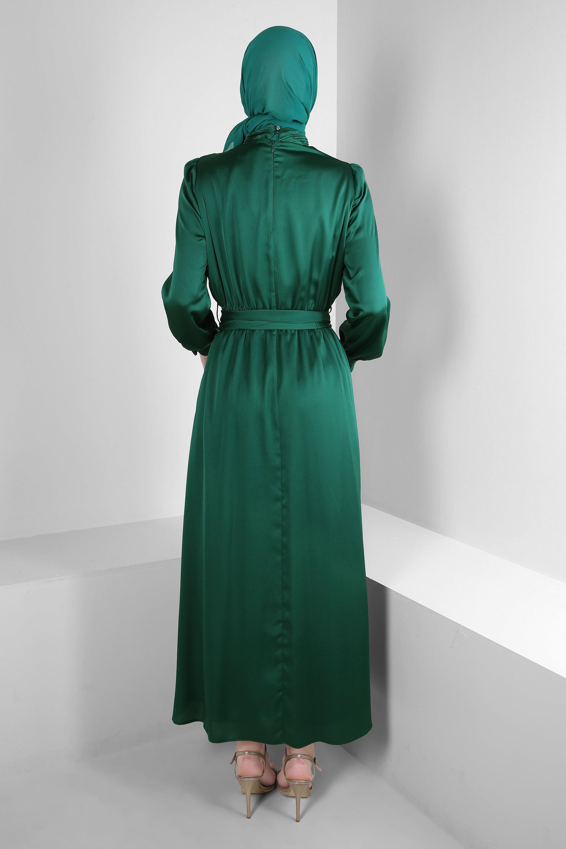 Tesettür giyim YEŞİL TAŞ DETAYLI KUŞAKLI SATEN ELBİSE 43510