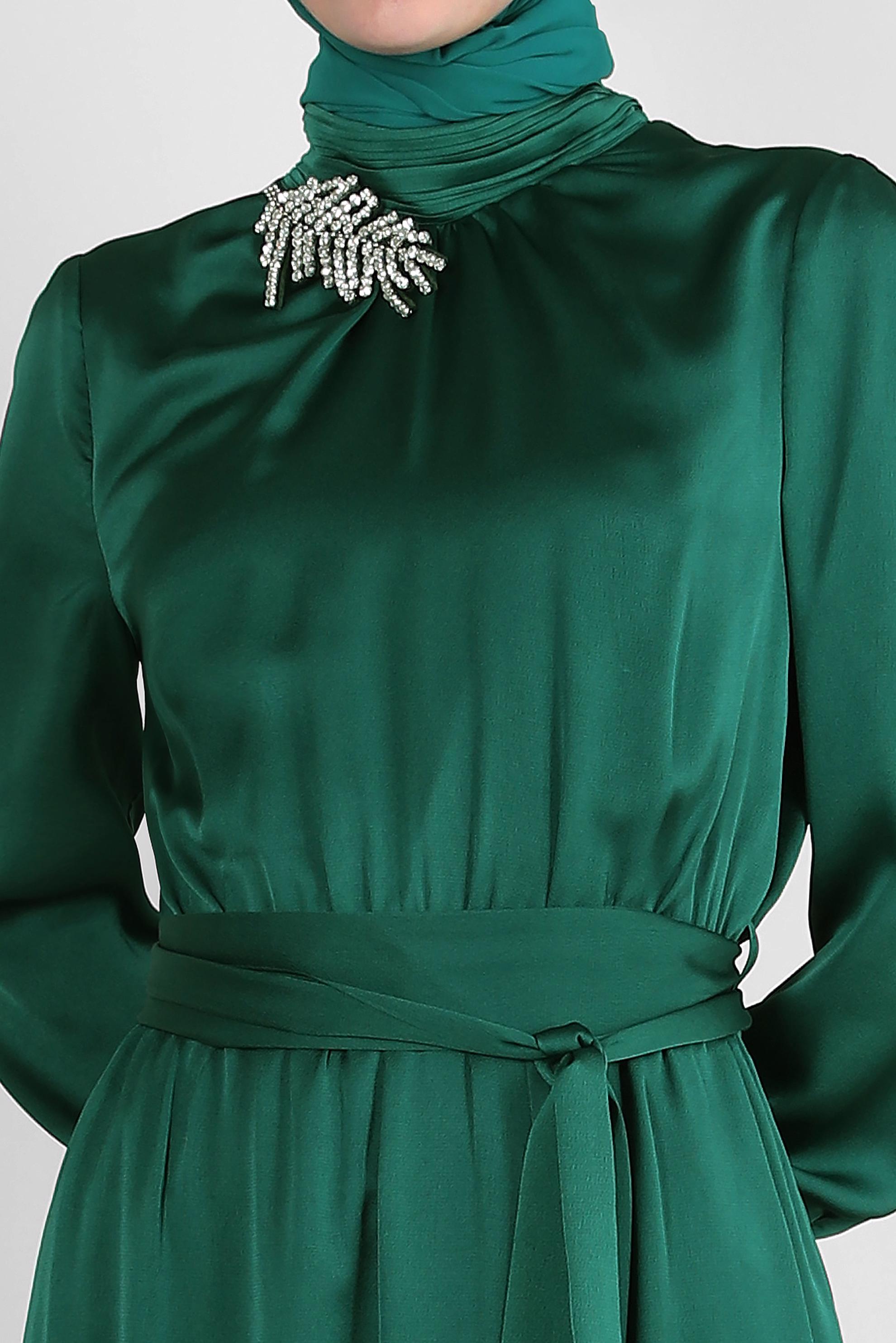 Tesettür giyim YEŞİL TAŞ DETAYLI KUŞAKLI SATEN ELBİSE 43510