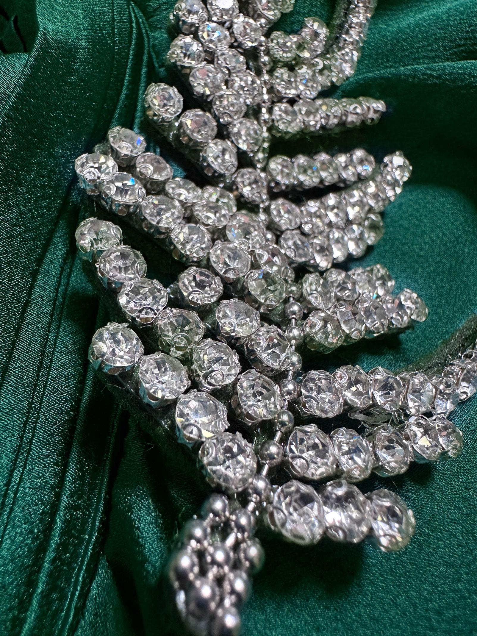 Tesettür giyim YEŞİL TAŞ DETAYLI KUŞAKLI SATEN ELBİSE 43510