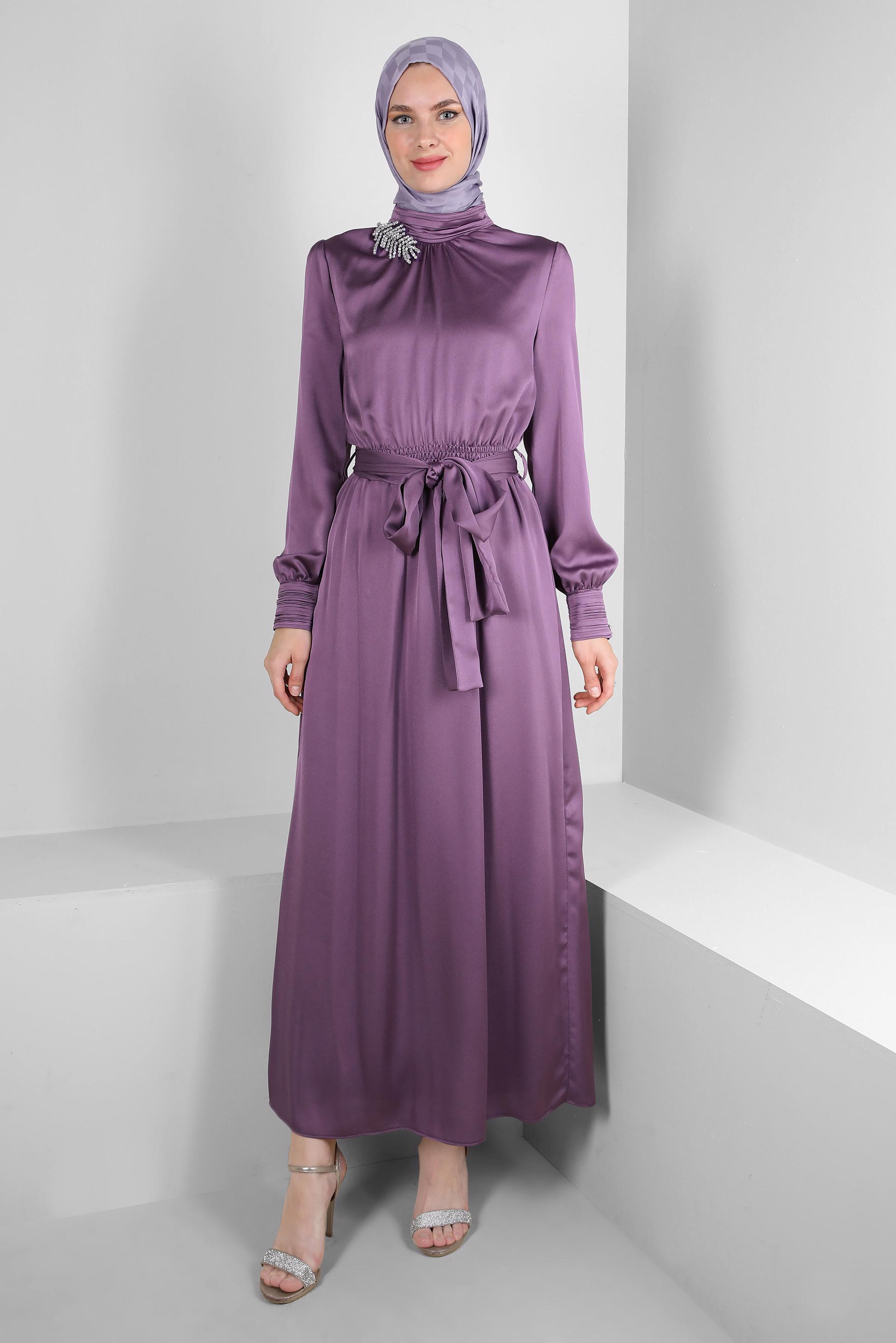 Tesettür giyim MÜRDÜM TAŞ DETAYLI KUŞAKLI SATEN ELBİSE 43510