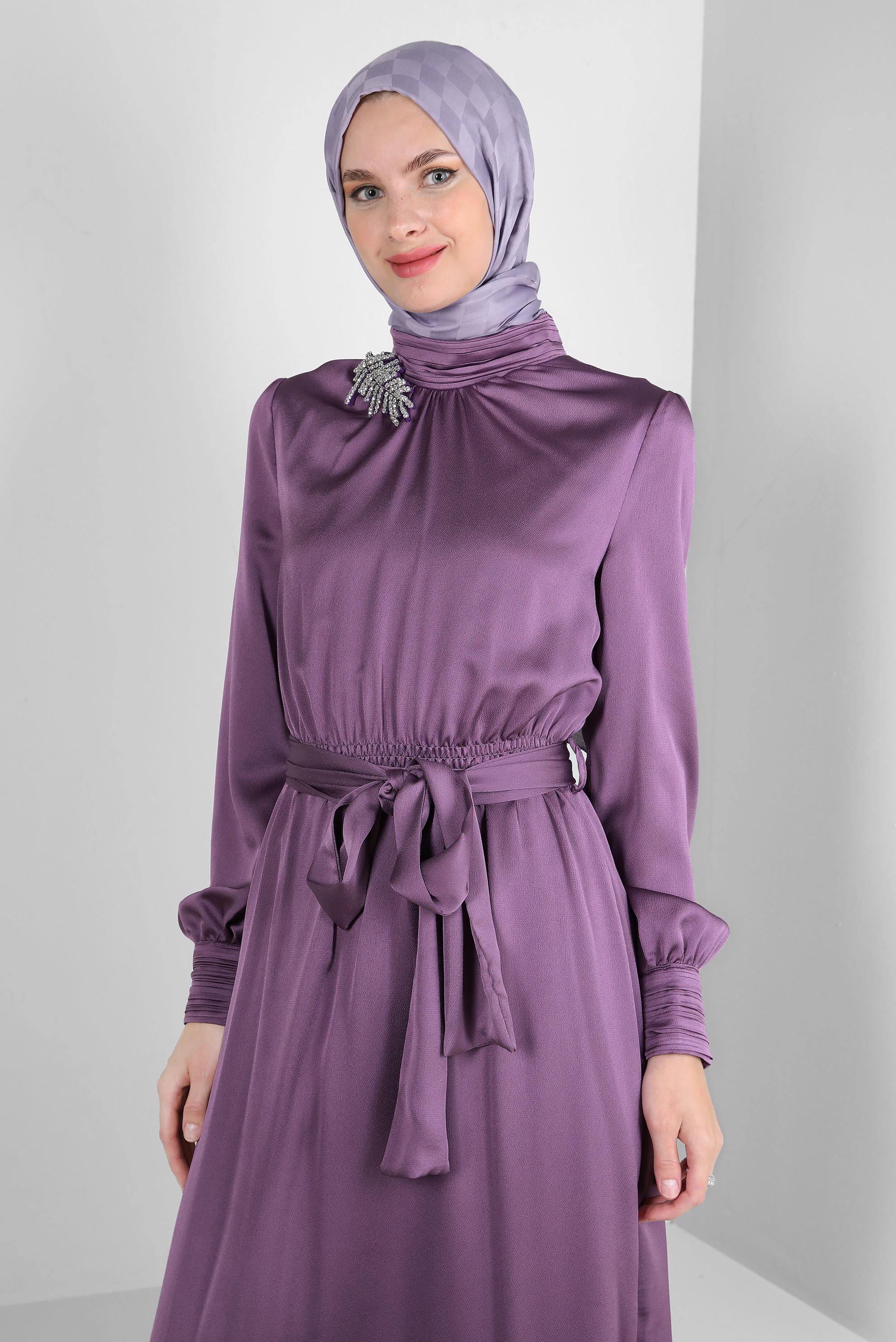 Tesettür giyim MÜRDÜM TAŞ DETAYLI KUŞAKLI SATEN ELBİSE 43510