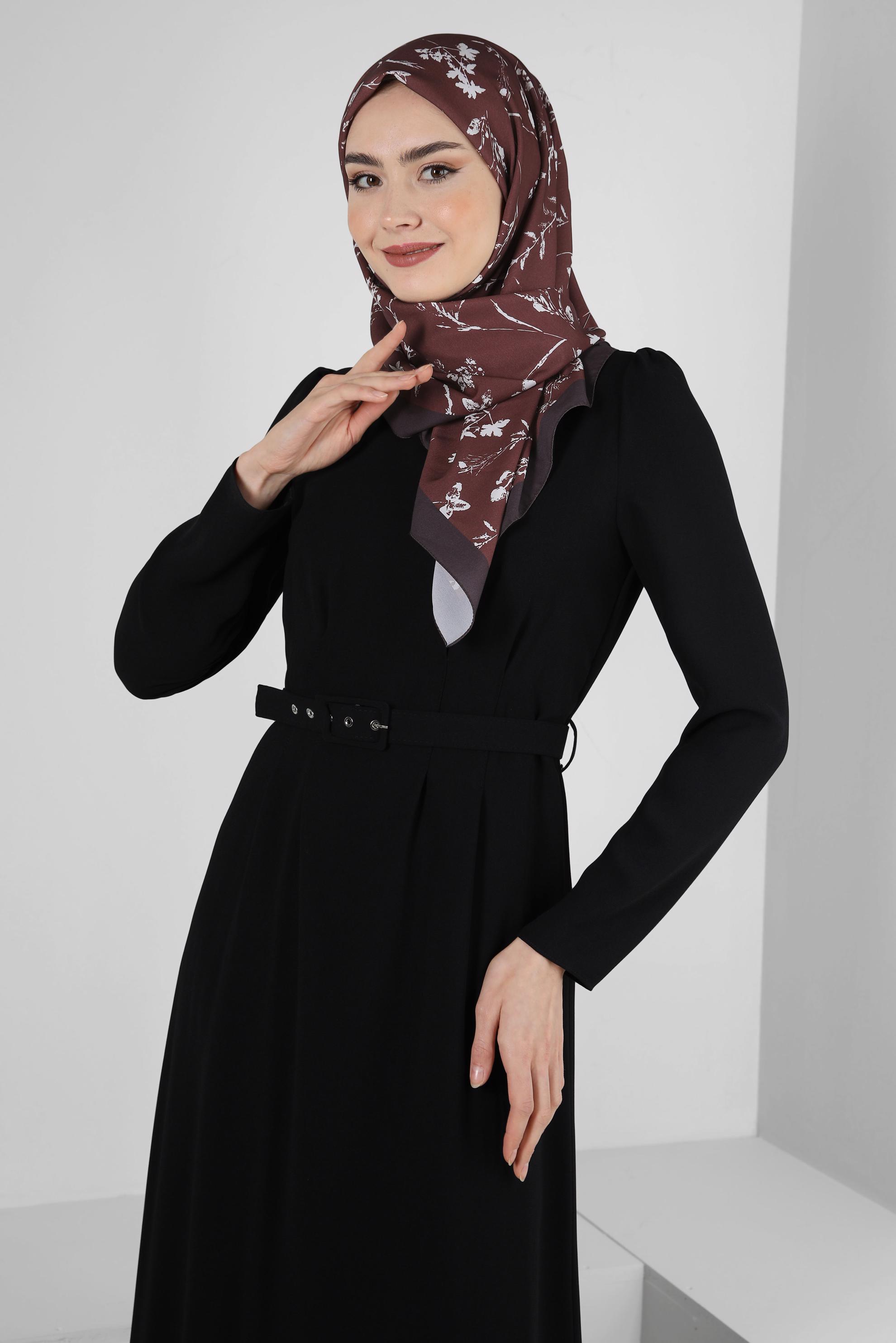 Tesettür giyim SİYAH KEMERLİ PENS DETAYLI KREP ELBİSE 43513