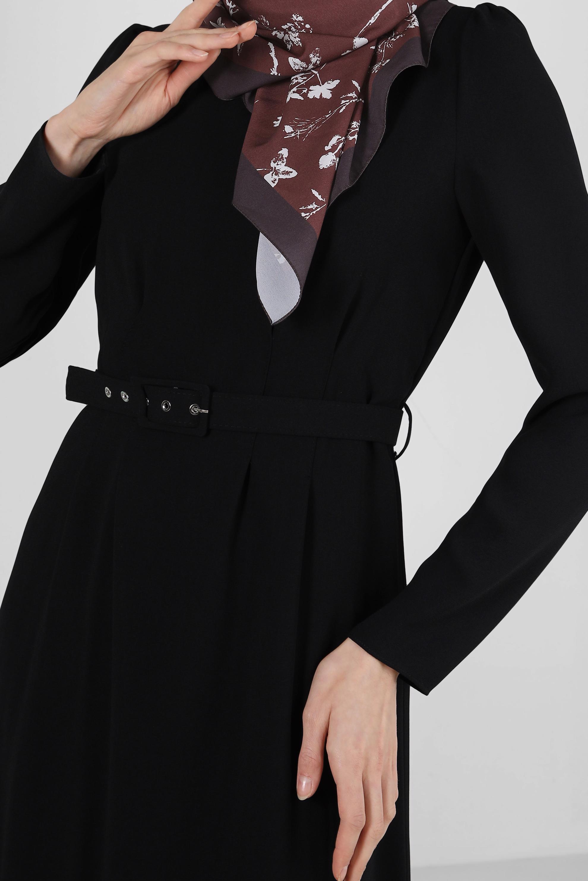 Tesettür giyim SİYAH KEMERLİ PENS DETAYLI KREP ELBİSE 43513