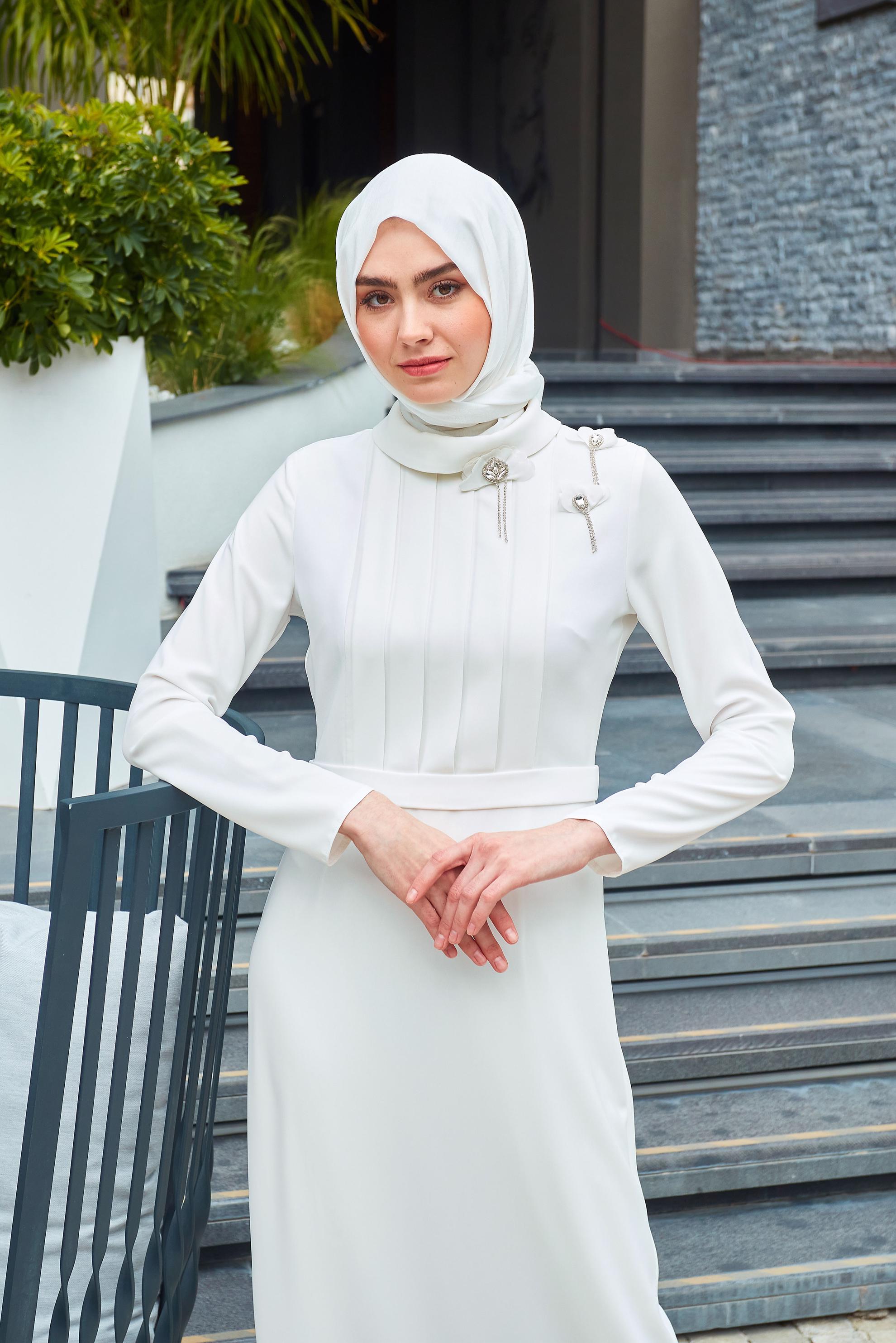 Tesettür giyim BEYAZ AKSESUARLI DRAPE DETAYLI ELBİSE 43519