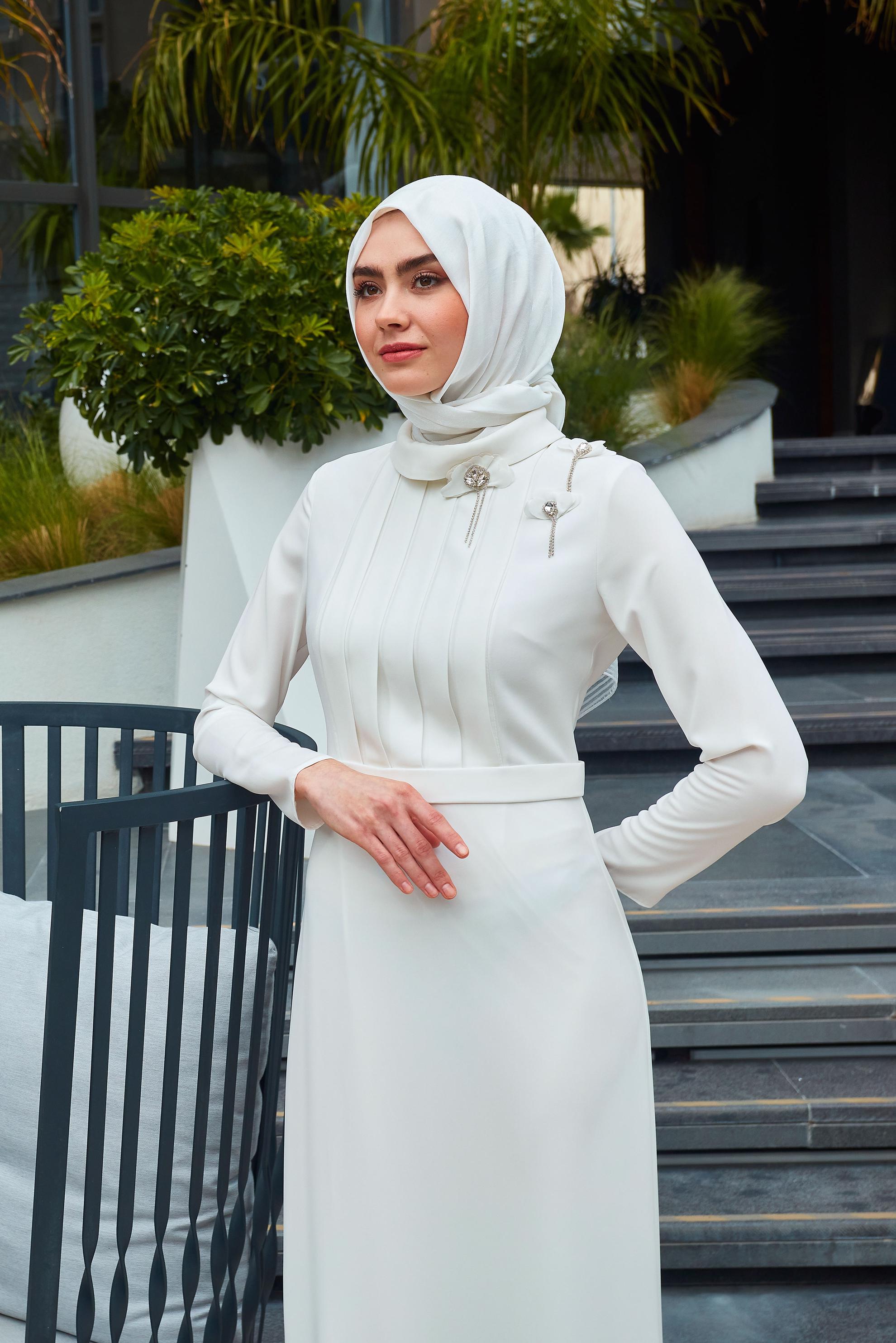 Tesettür giyim BEYAZ AKSESUARLI DRAPE DETAYLI ELBİSE 43519