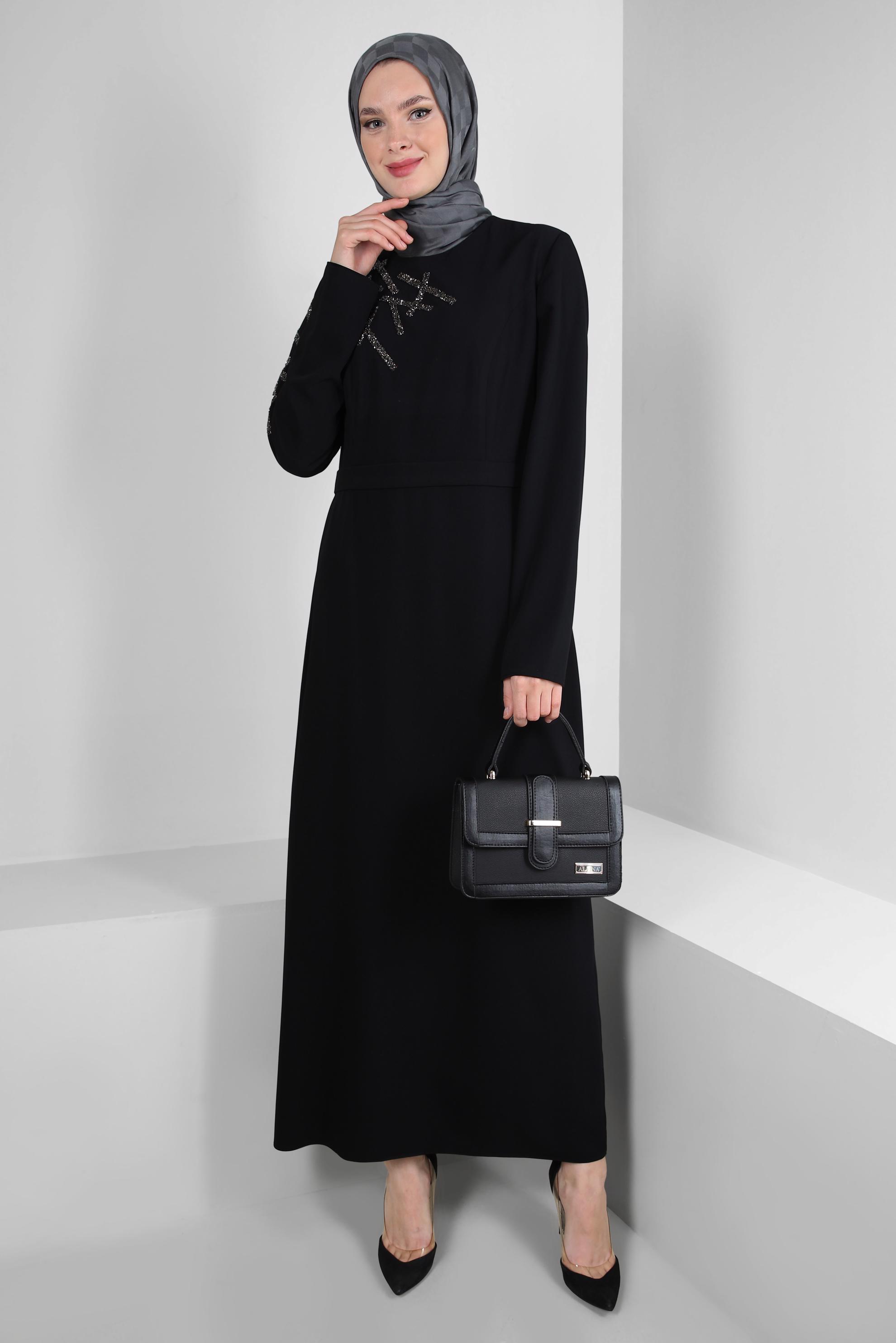 Tesettür giyim SİYAH TAŞ İŞLEMELİ DÜZ KESİM ELBİSE 43520