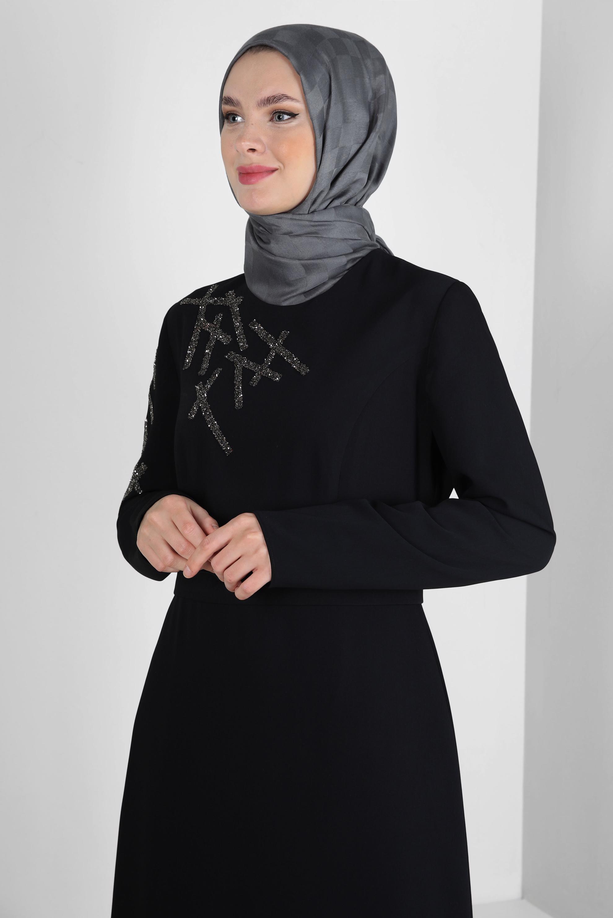 Tesettür giyim SİYAH TAŞ İŞLEMELİ DÜZ KESİM ELBİSE 43520
