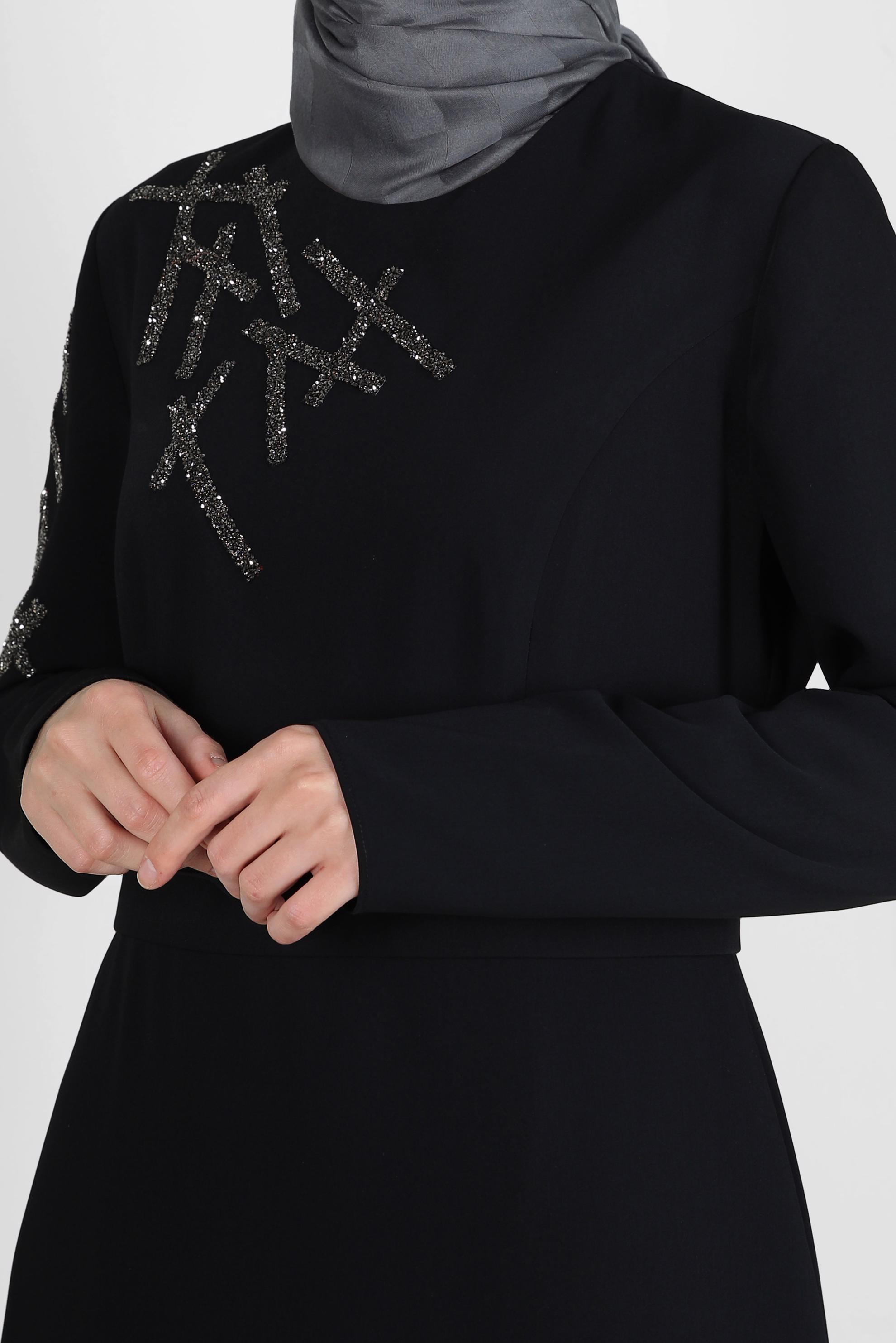 Tesettür giyim SİYAH TAŞ İŞLEMELİ DÜZ KESİM ELBİSE 43520