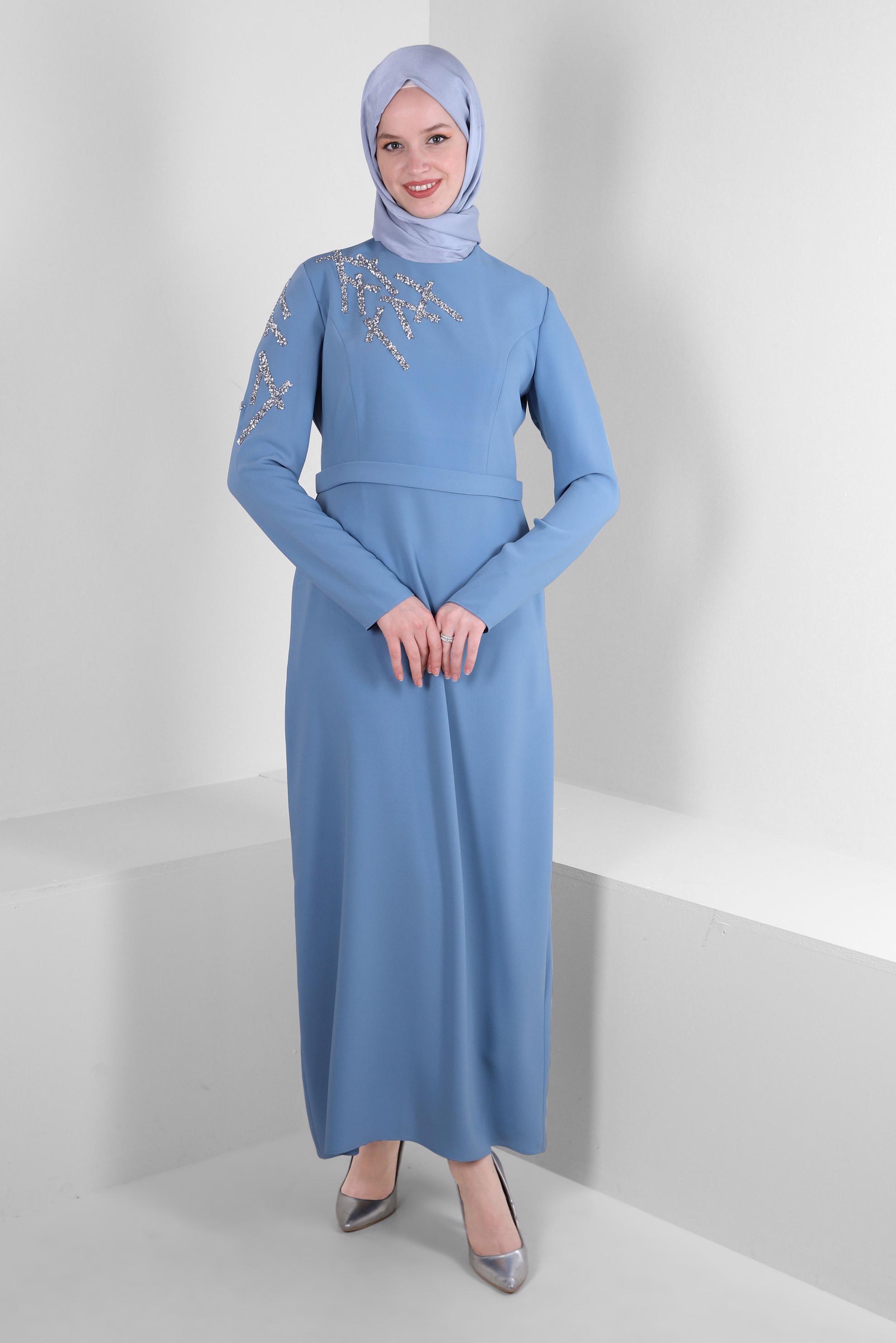 Tesettür giyim MAVİ TAŞ İŞLEMELİ DÜZ KESİM ELBİSE 43520