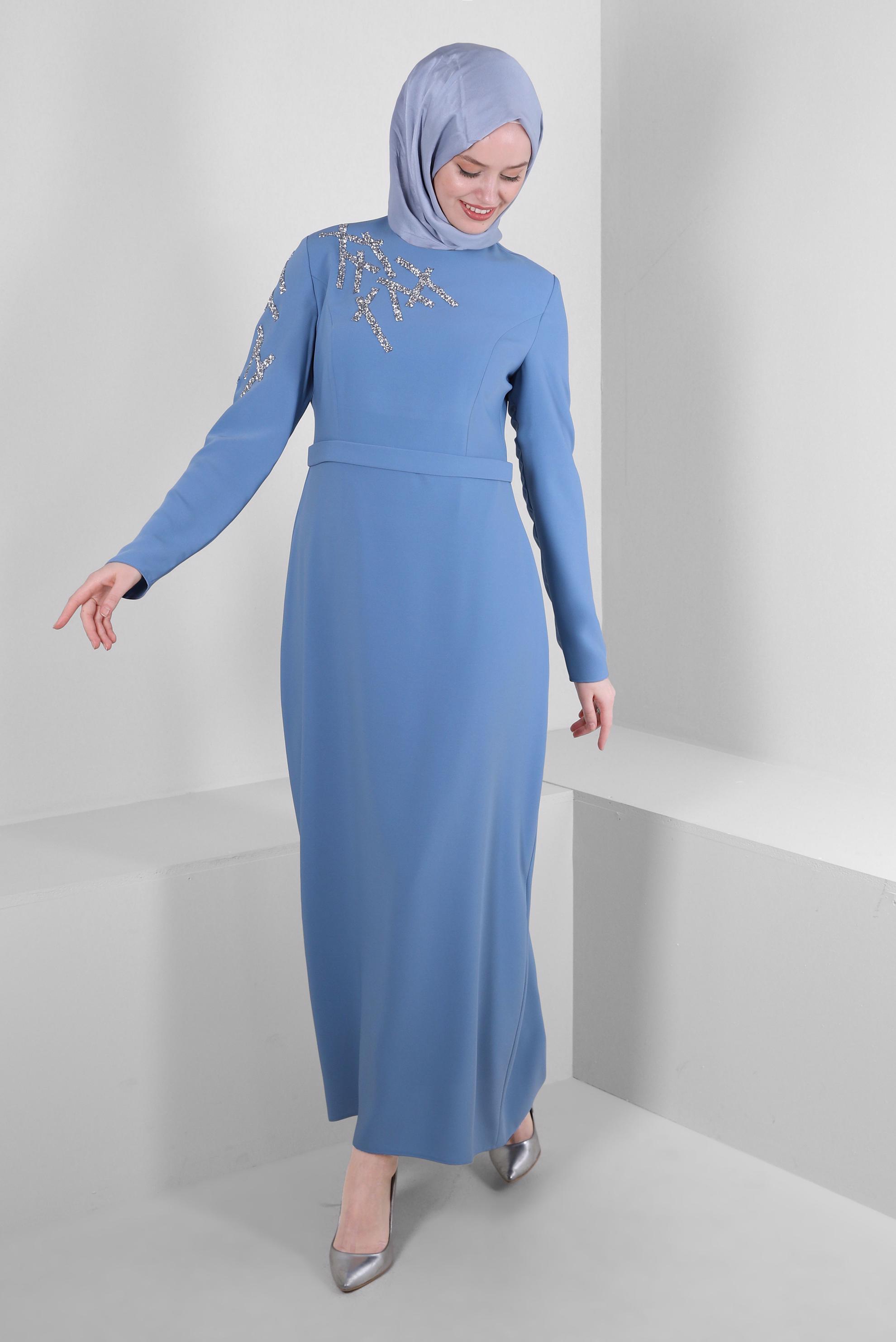 Tesettür giyim MAVİ TAŞ İŞLEMELİ DÜZ KESİM ELBİSE 43520