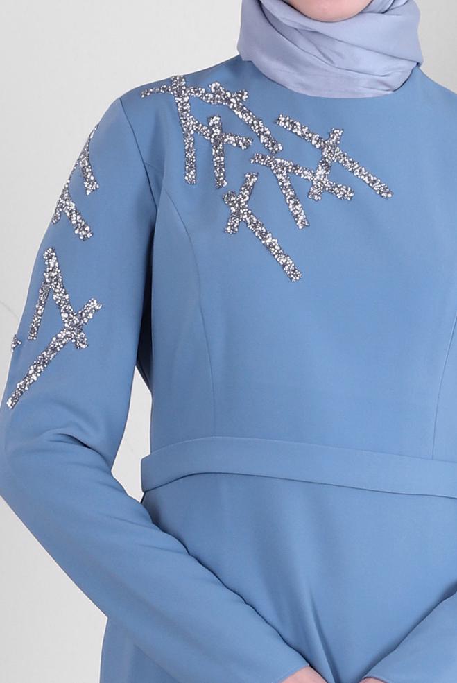 Tesettür giyim MAVİ TAŞ İŞLEMELİ DÜZ KESİM ELBİSE 43520 - ALVİNA