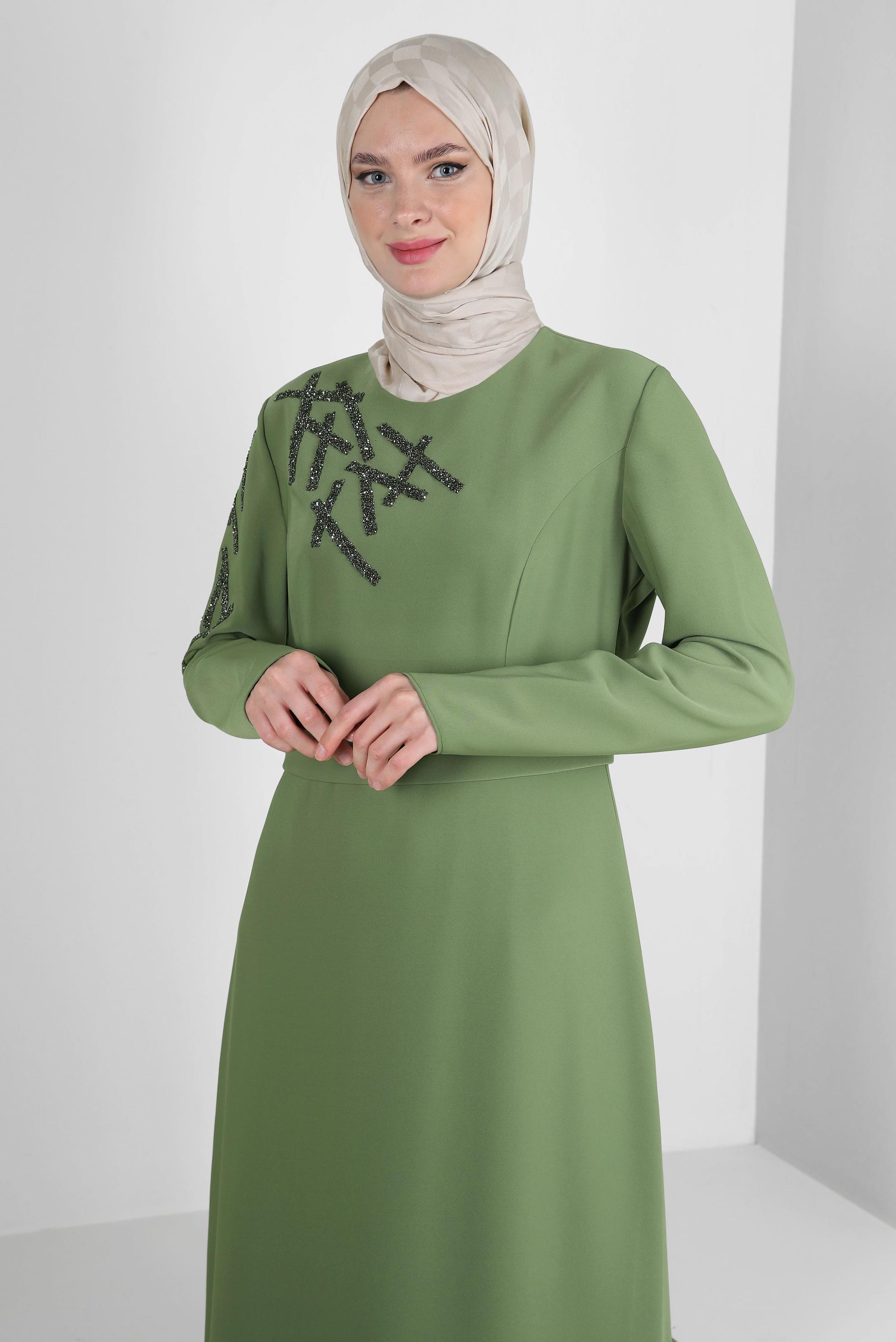 Tesettür giyim HAKİ TAŞ İŞLEMELİ DÜZ KESİM ELBİSE 43520