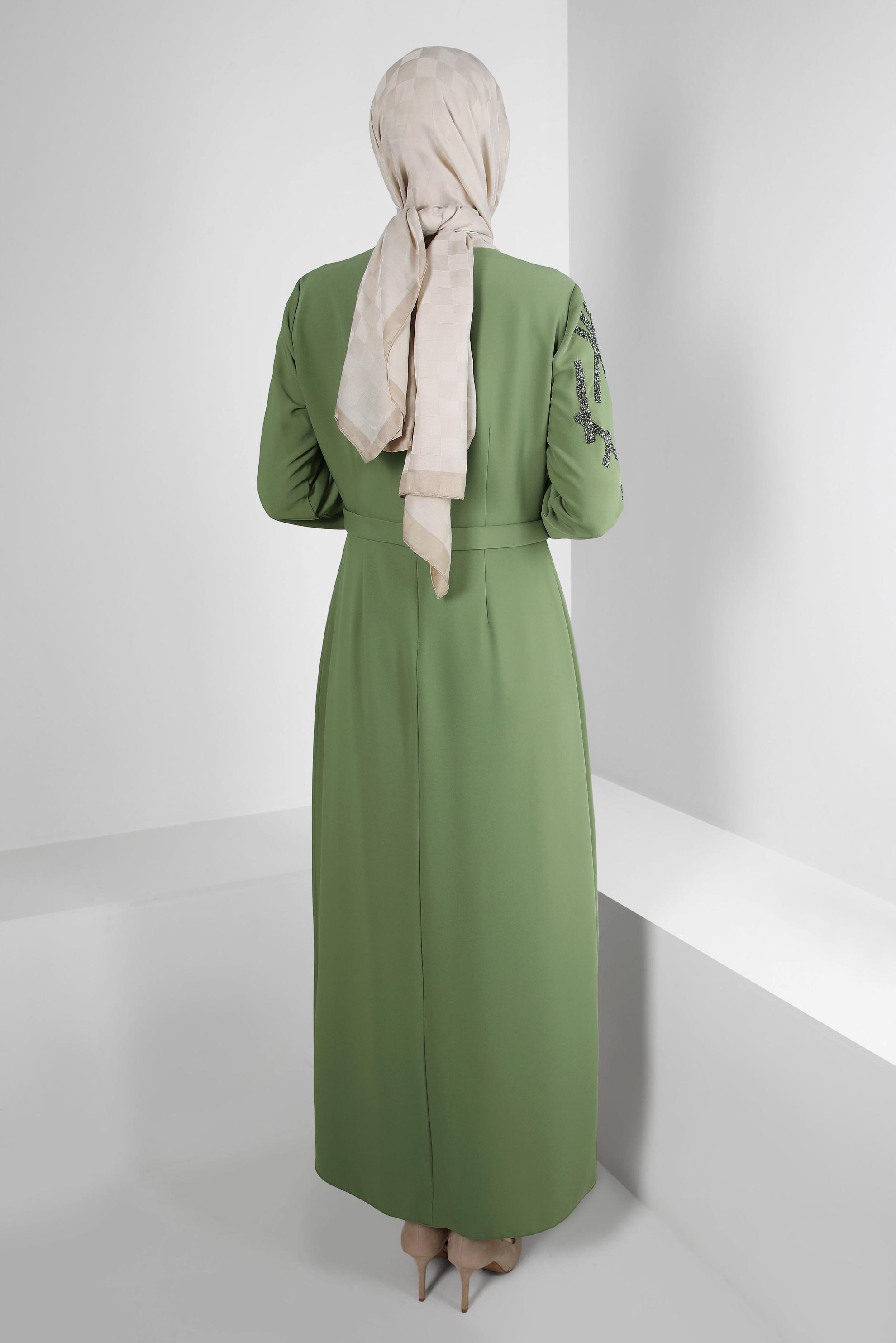 Tesettür giyim HAKİ TAŞ İŞLEMELİ DÜZ KESİM ELBİSE 43520