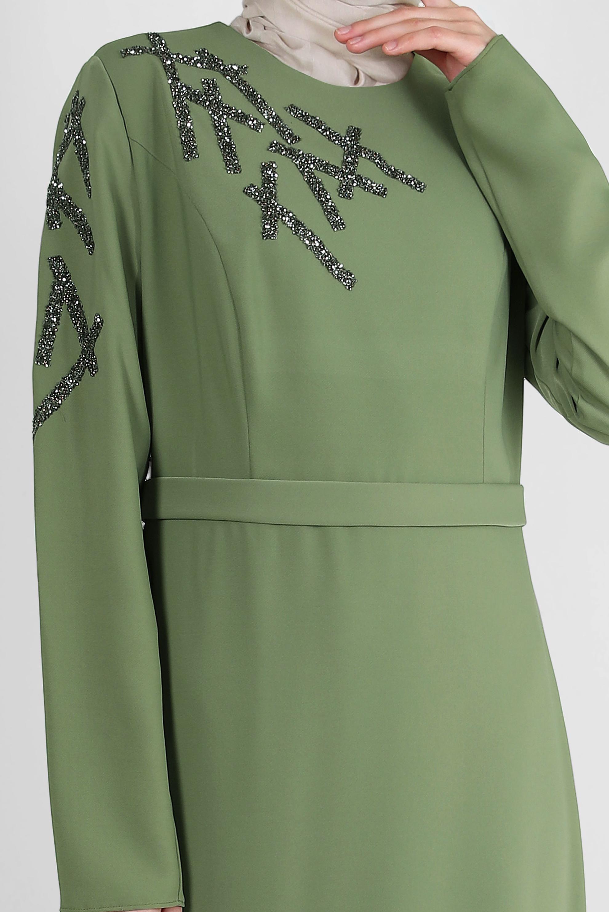 Tesettür giyim HAKİ TAŞ İŞLEMELİ DÜZ KESİM ELBİSE 43520