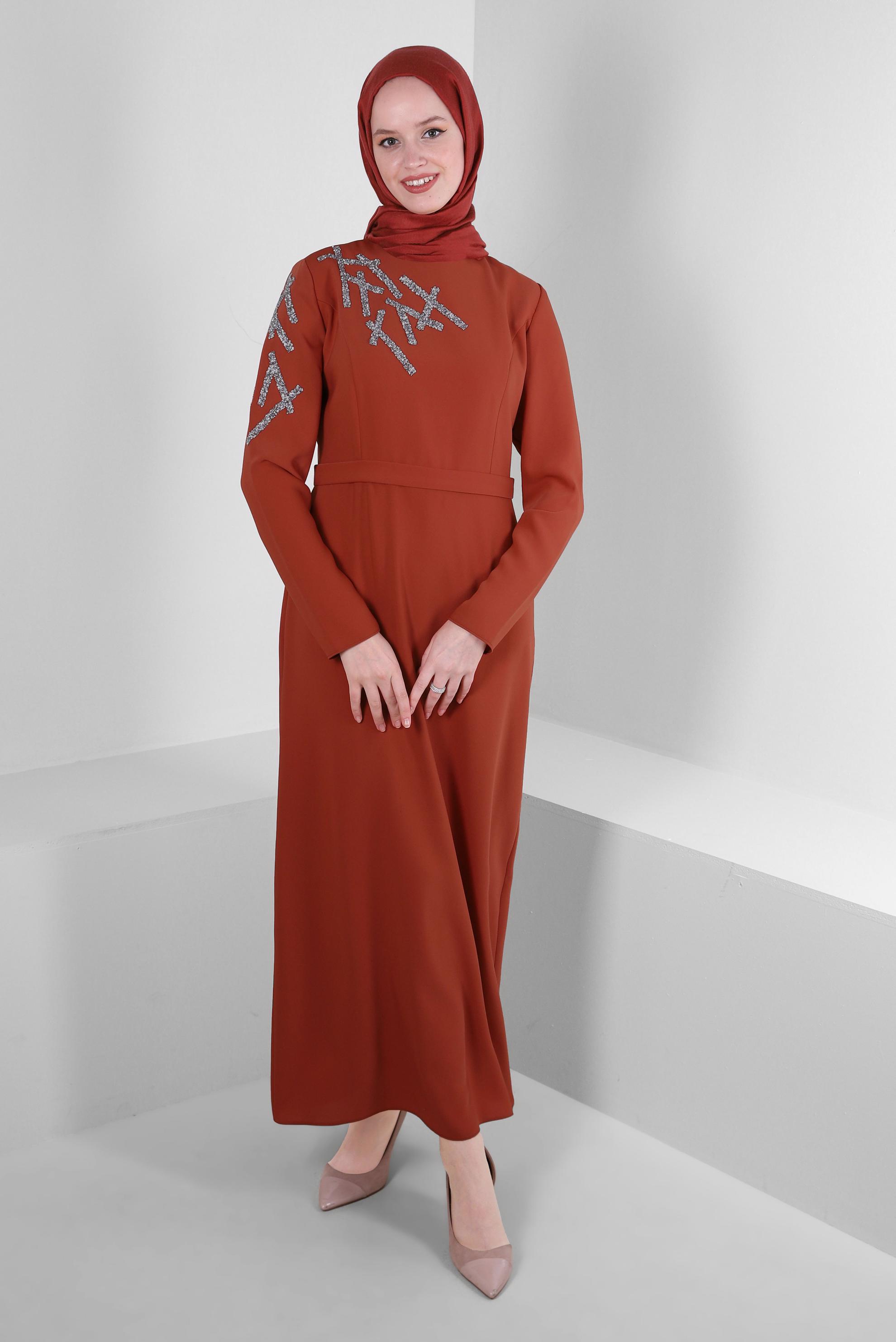 Tesettür giyim TURUNCU TAŞ İŞLEMELİ DÜZ KESİM ELBİSE 43520