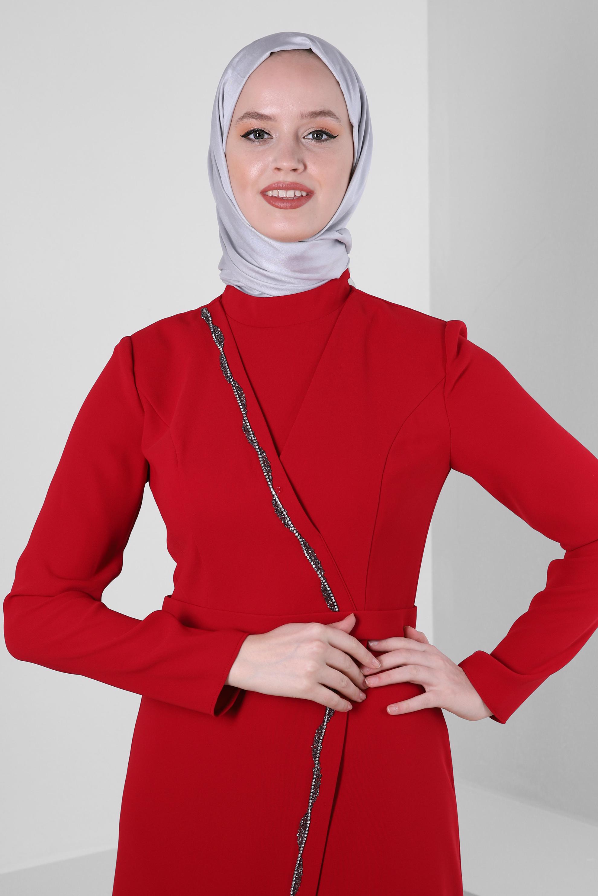Tesettür giyim KIRMIZI TAŞ DETAYLI DİK YAKA ELBİSE 43541