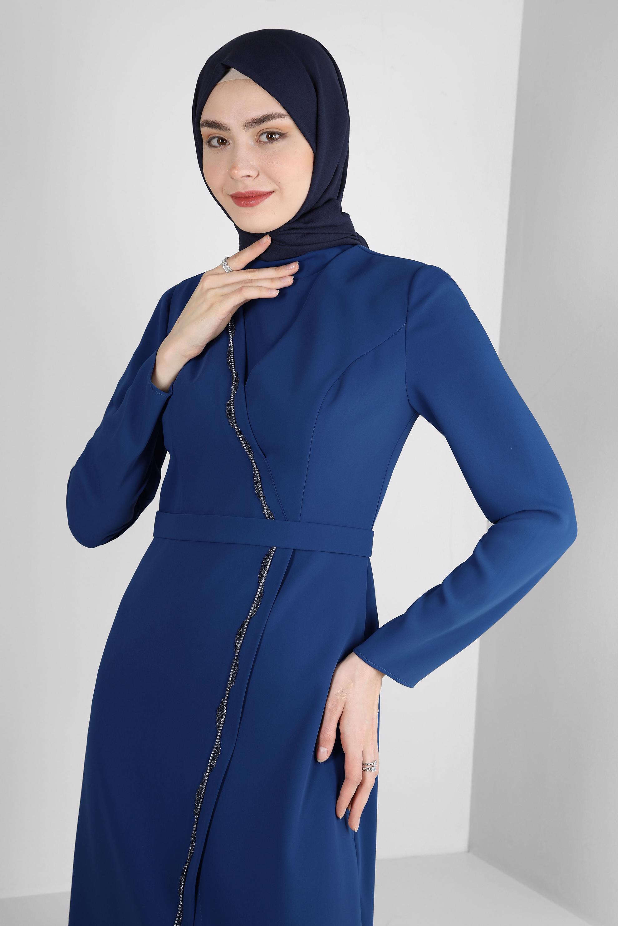 Tesettür giyim MAVİ TAŞ DETAYLI DİK YAKA ELBİSE 43541