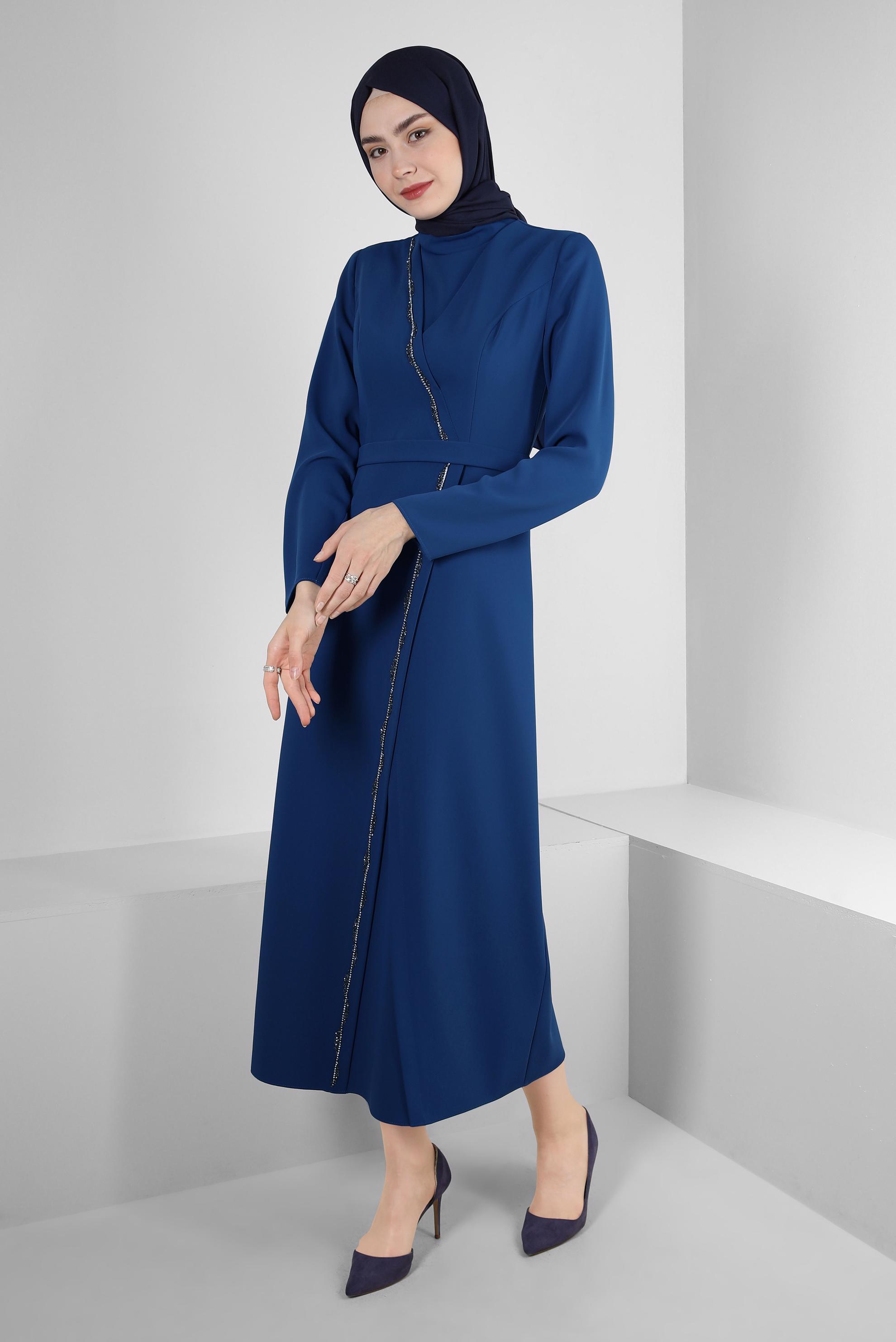 Tesettür giyim MAVİ TAŞ DETAYLI DİK YAKA ELBİSE 43541