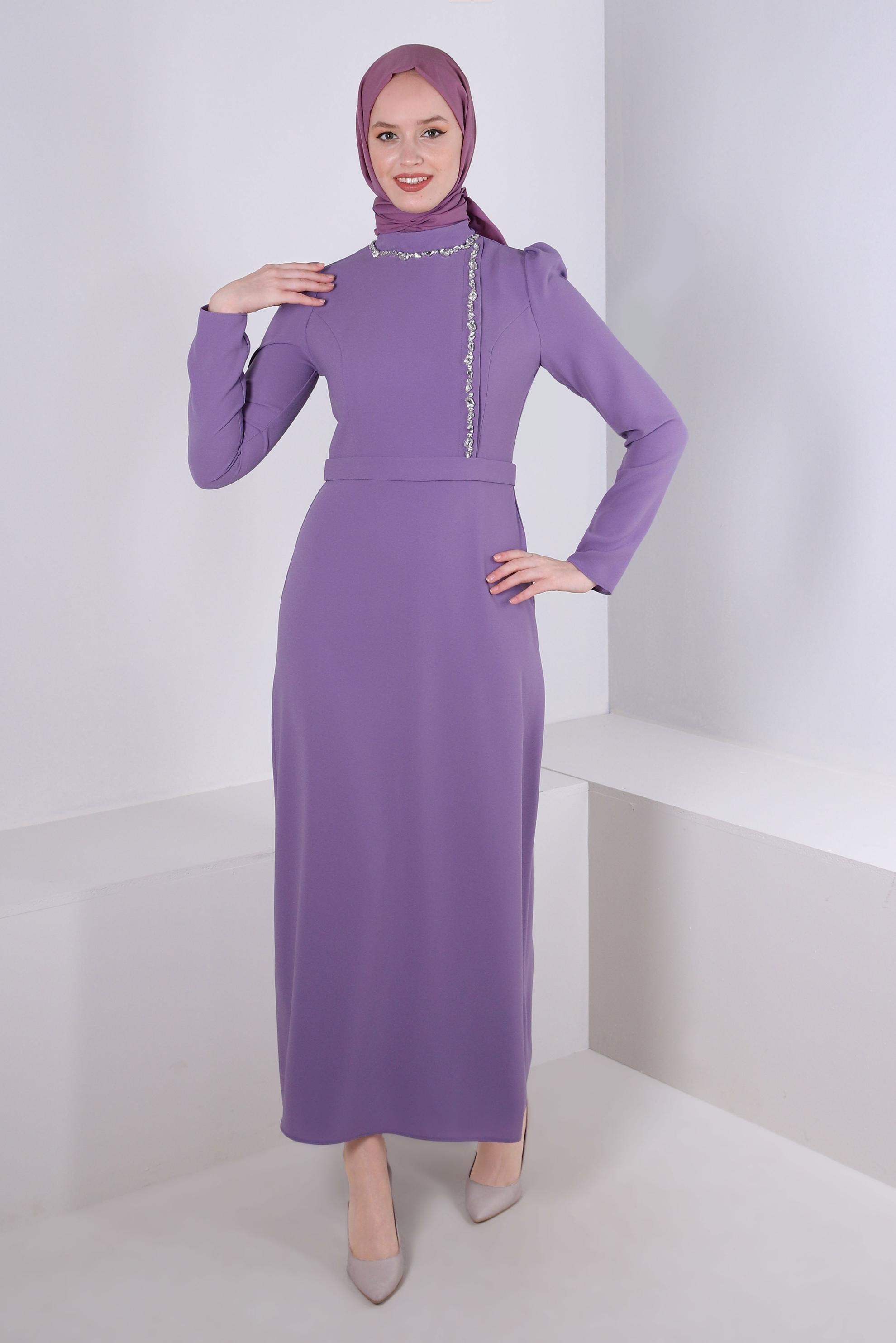 Tesettür giyim MOR DİK YAKA TAŞ DETAYLI ELBİSE 43542