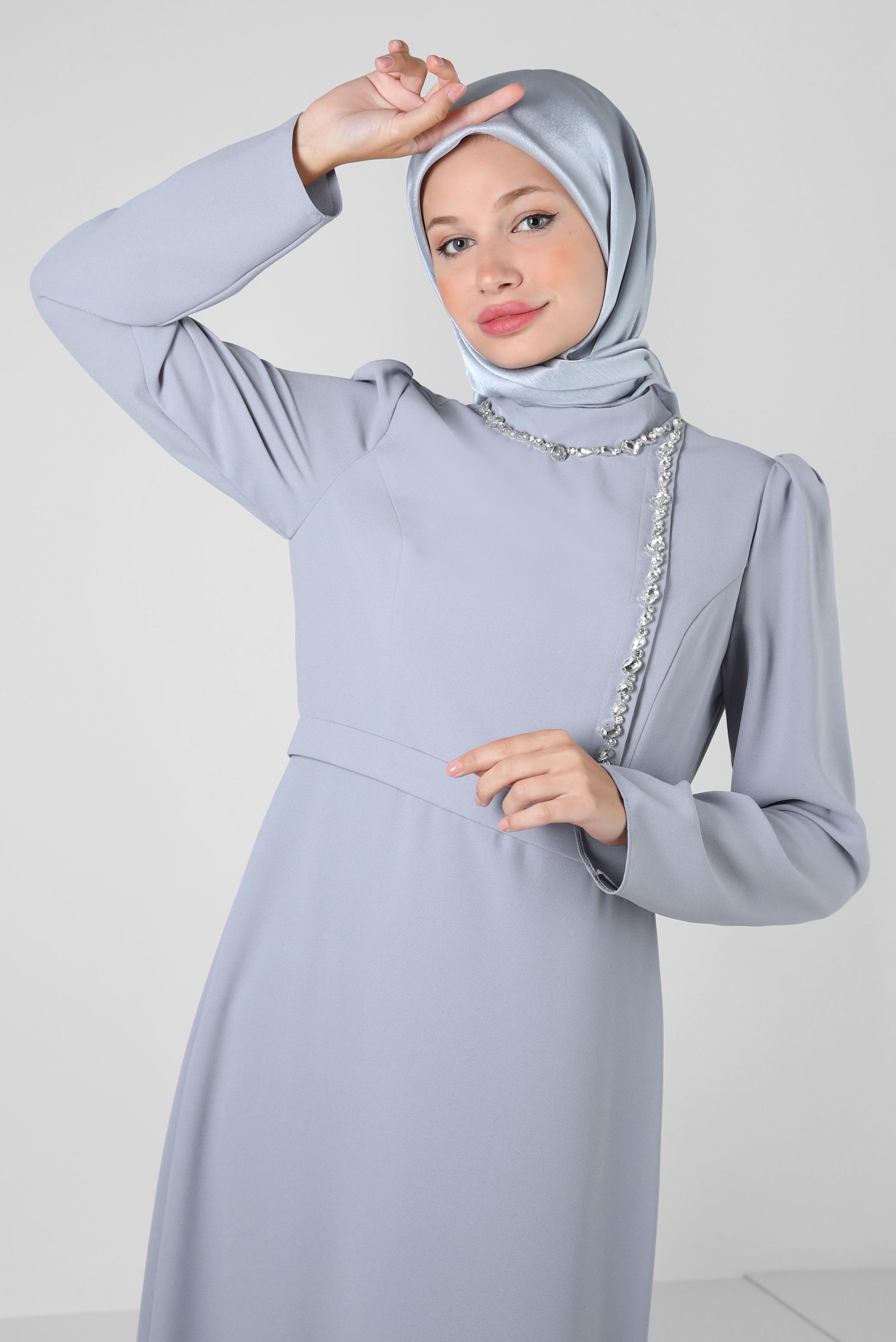 Tesettür giyim GÜMÜŞ DİK YAKA TAŞ DETAYLI ELBİSE 43542