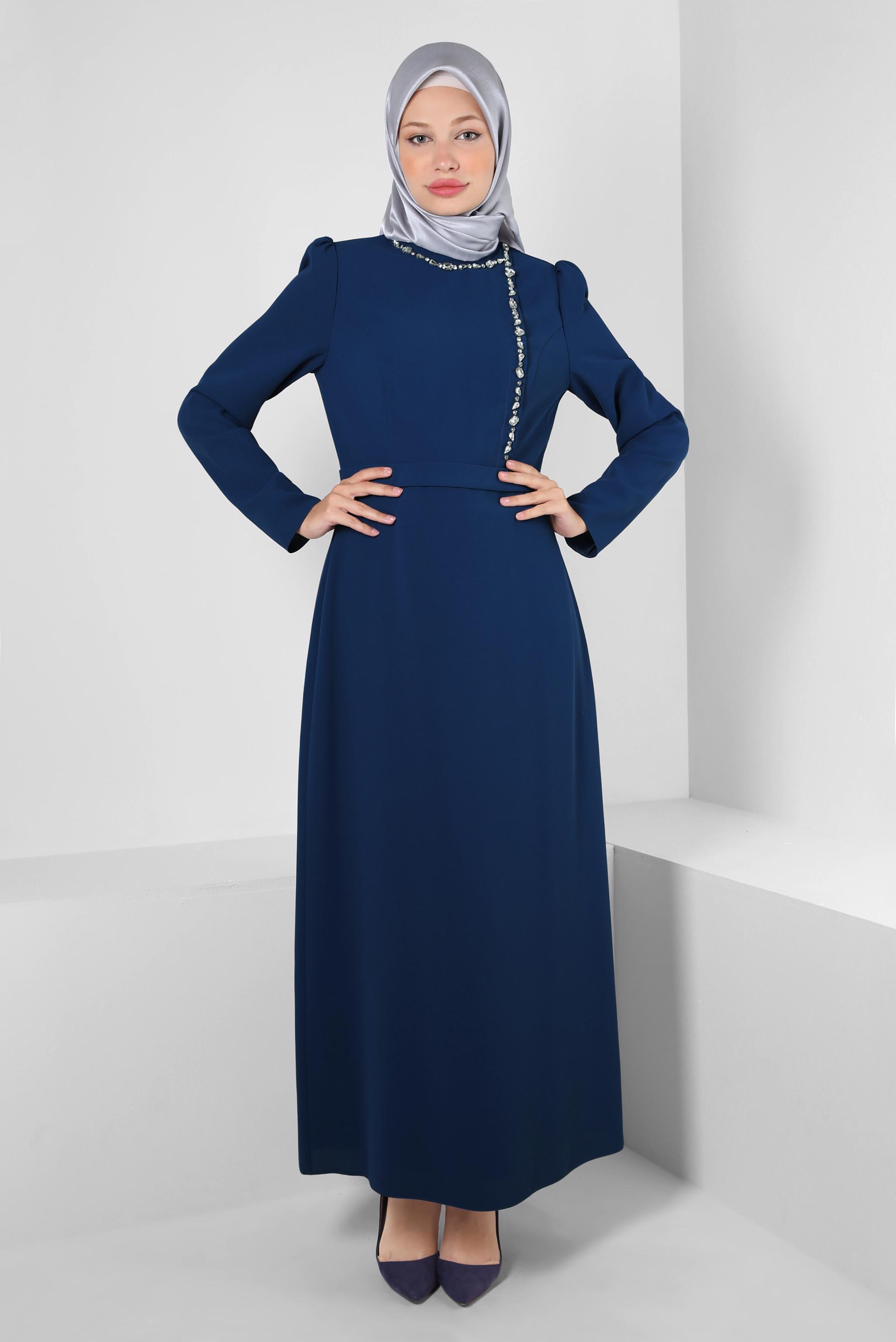 Tesettür giyim MAVİ DİK YAKA TAŞ DETAYLI ELBİSE 43542