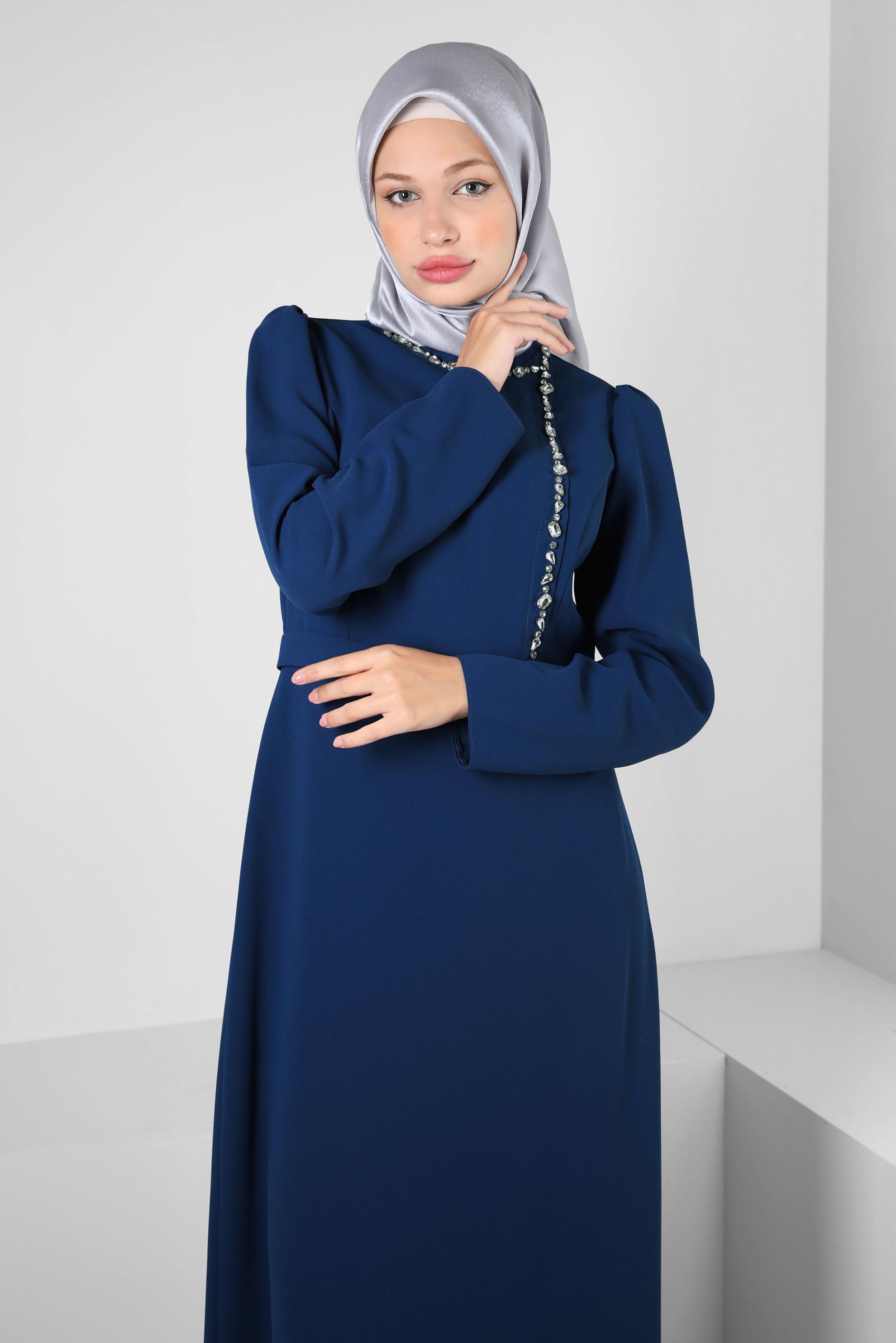 Tesettür giyim MAVİ DİK YAKA TAŞ DETAYLI ELBİSE 43542