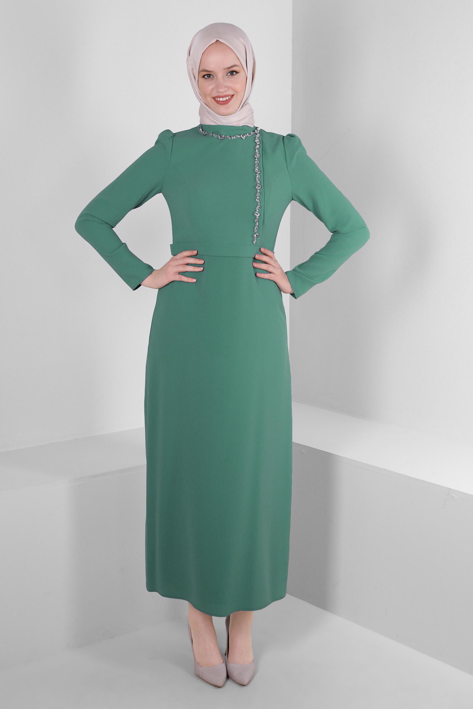 Tesettür giyim YEŞİL DİK YAKA TAŞ DETAYLI ELBİSE 43542