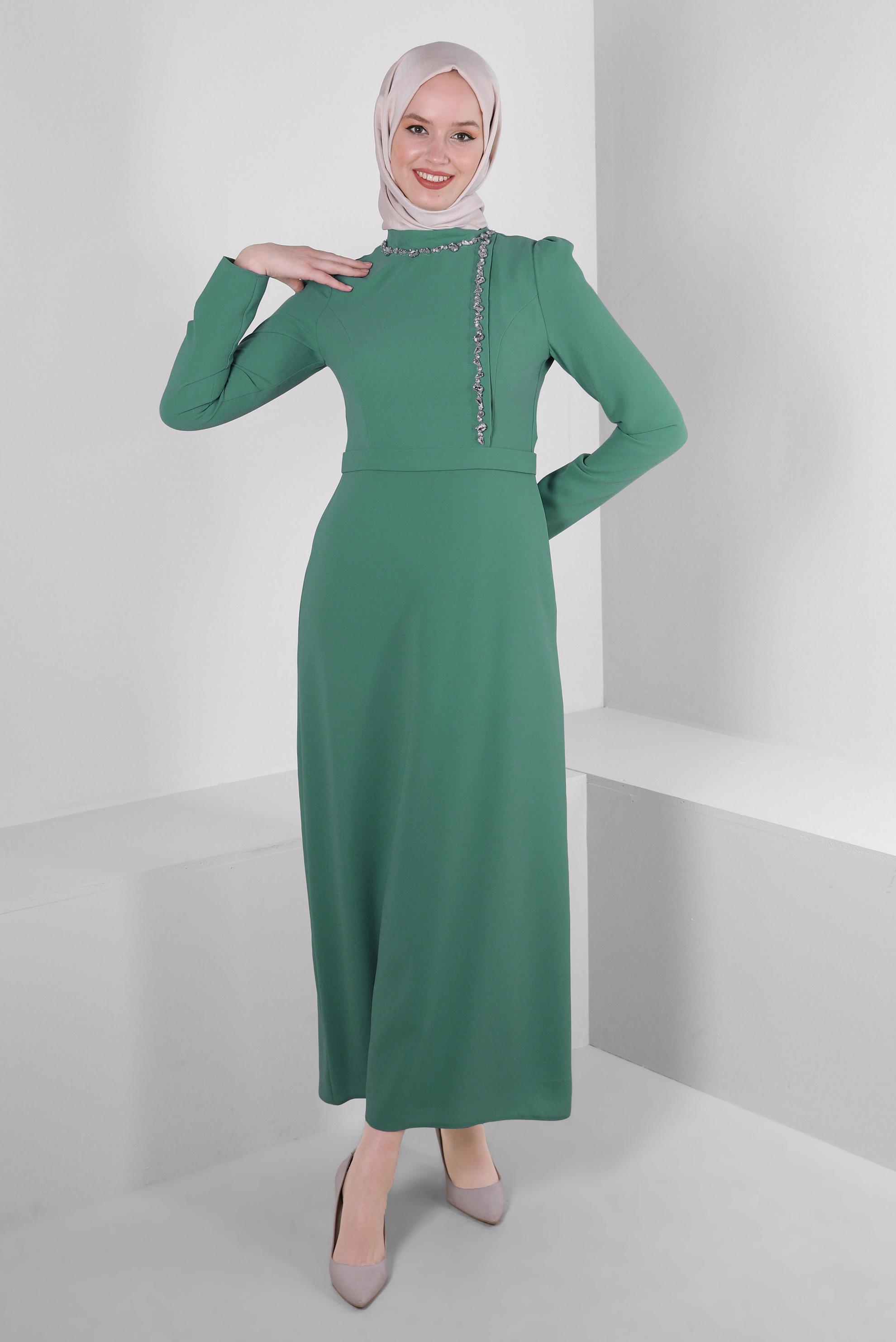 Tesettür giyim YEŞİL DİK YAKA TAŞ DETAYLI ELBİSE 43542