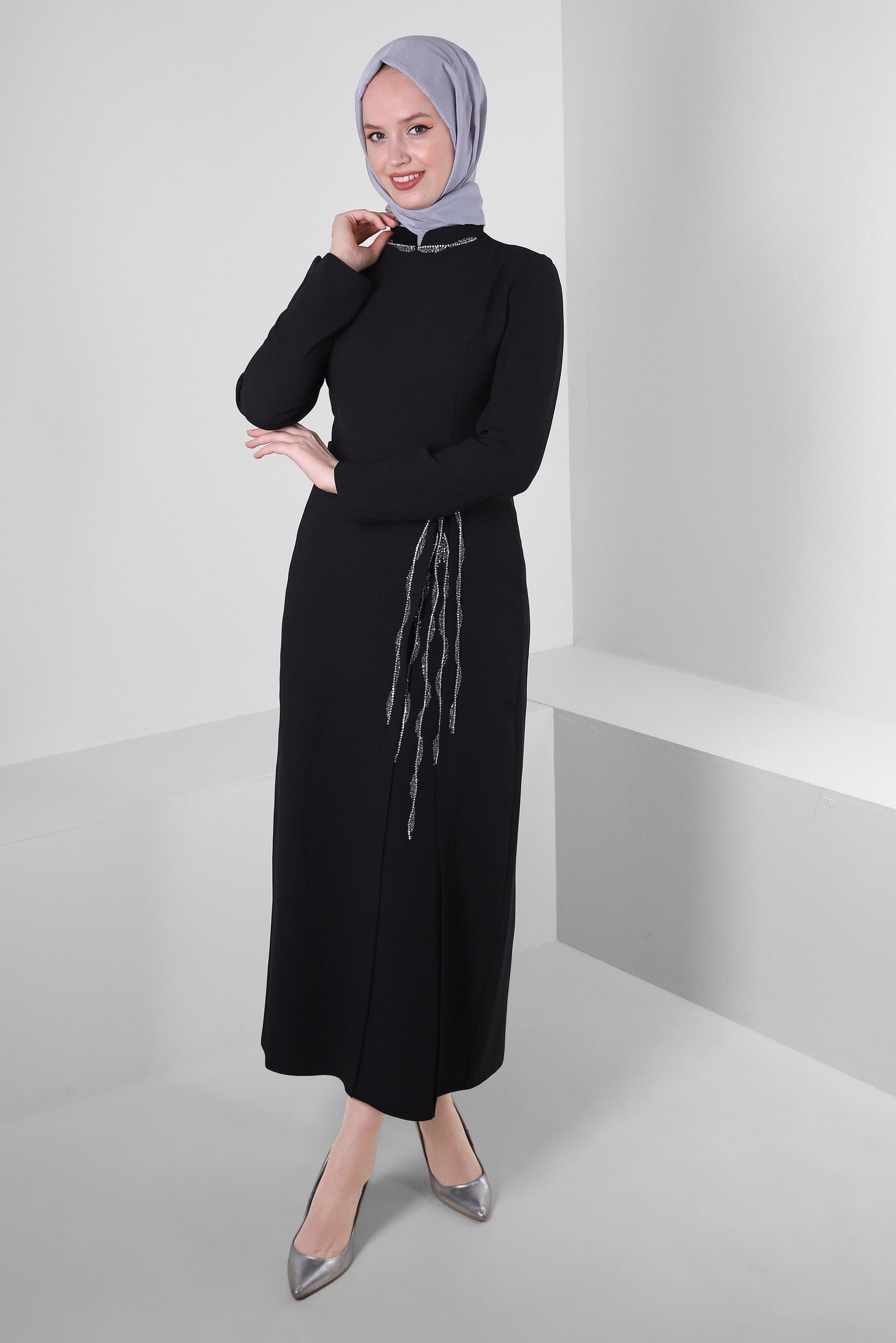 Tesettür giyim SİYAH TAŞ İŞLEME DETAYLI KREP ELBİSE 43544