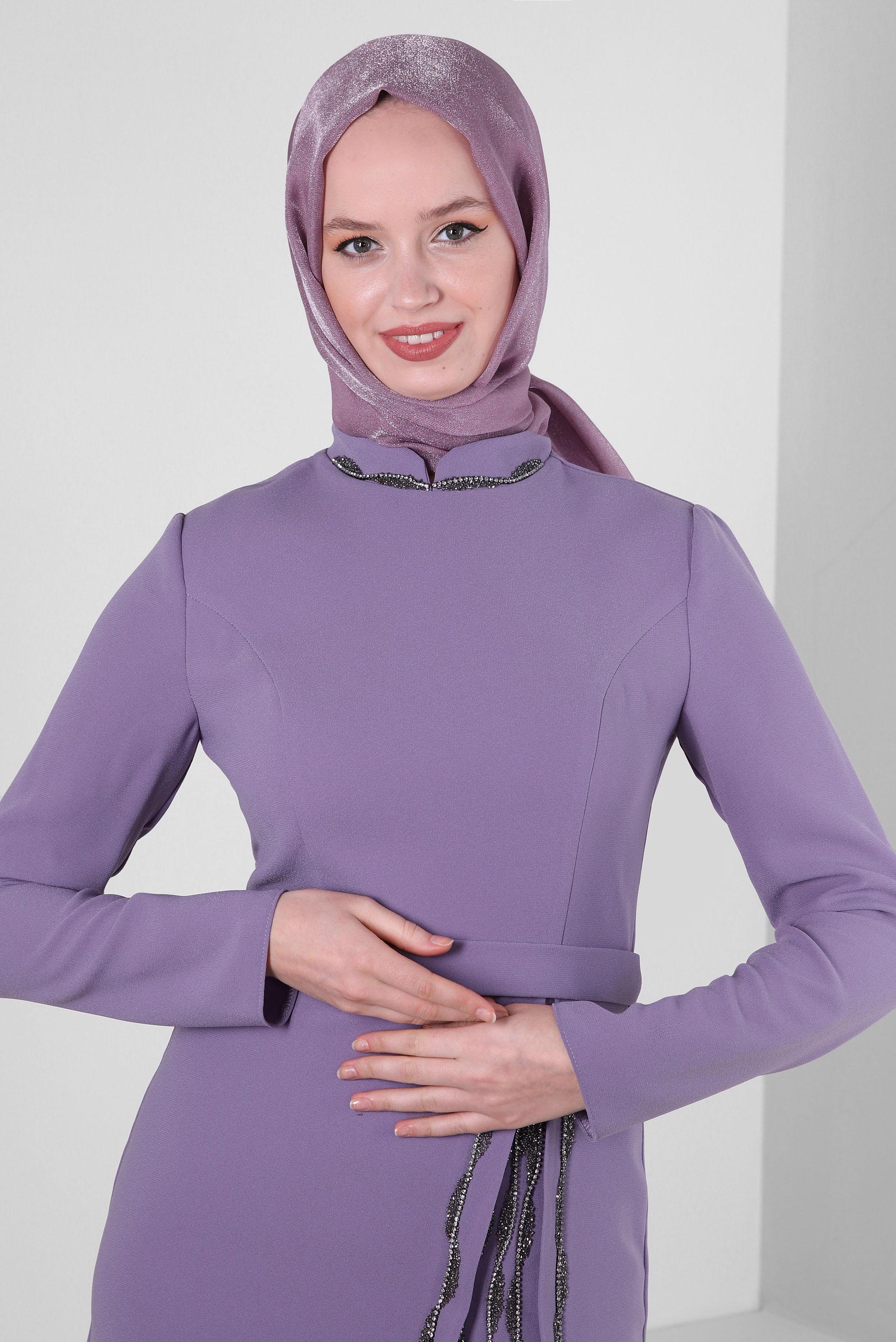 Tesettür giyim MOR TAŞ İŞLEME DETAYLI KREP ELBİSE 43544