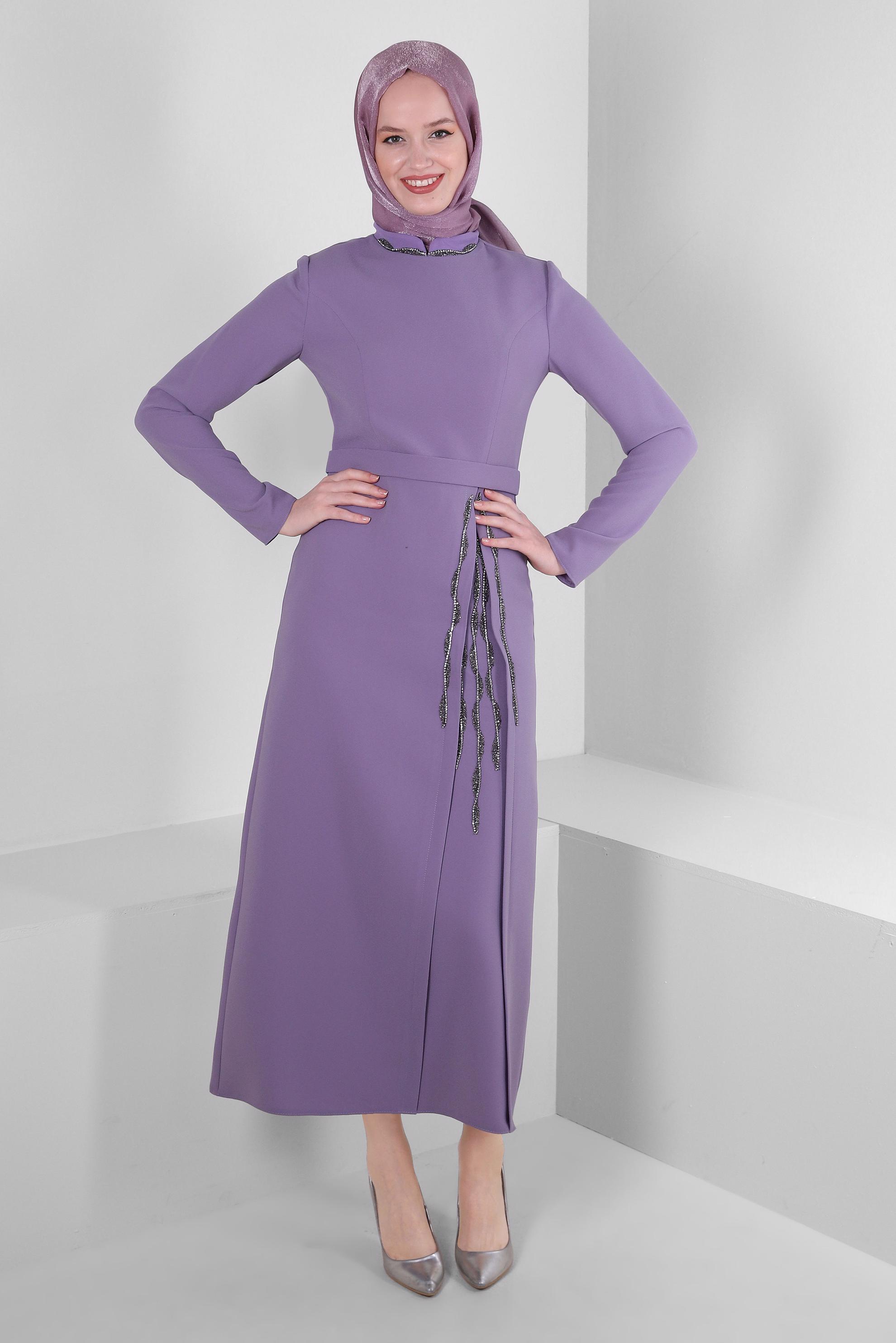 Tesettür giyim MOR TAŞ İŞLEME DETAYLI KREP ELBİSE 43544