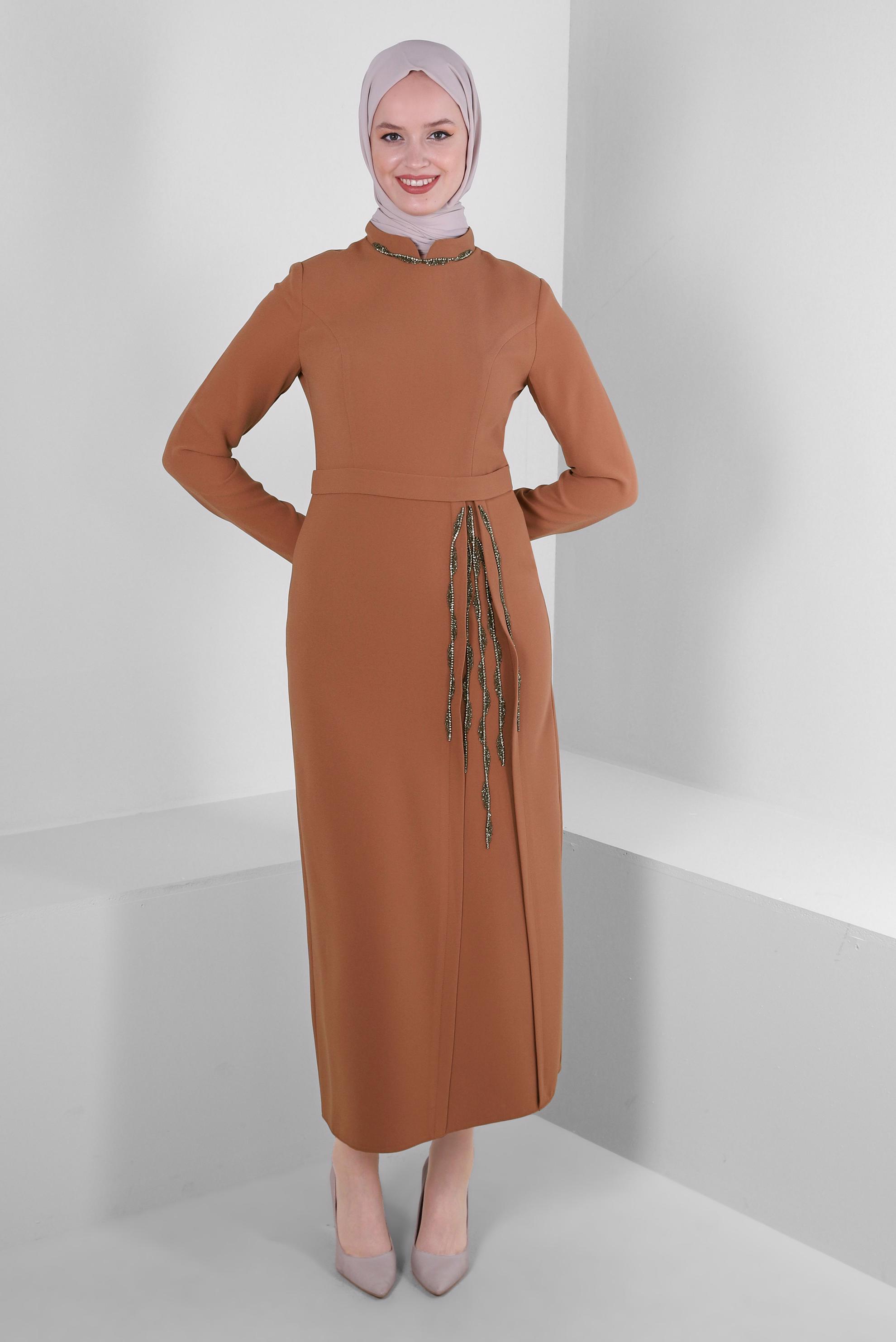 Tesettür giyim KAHVE TAŞ İŞLEME DETAYLI KREP ELBİSE 43544