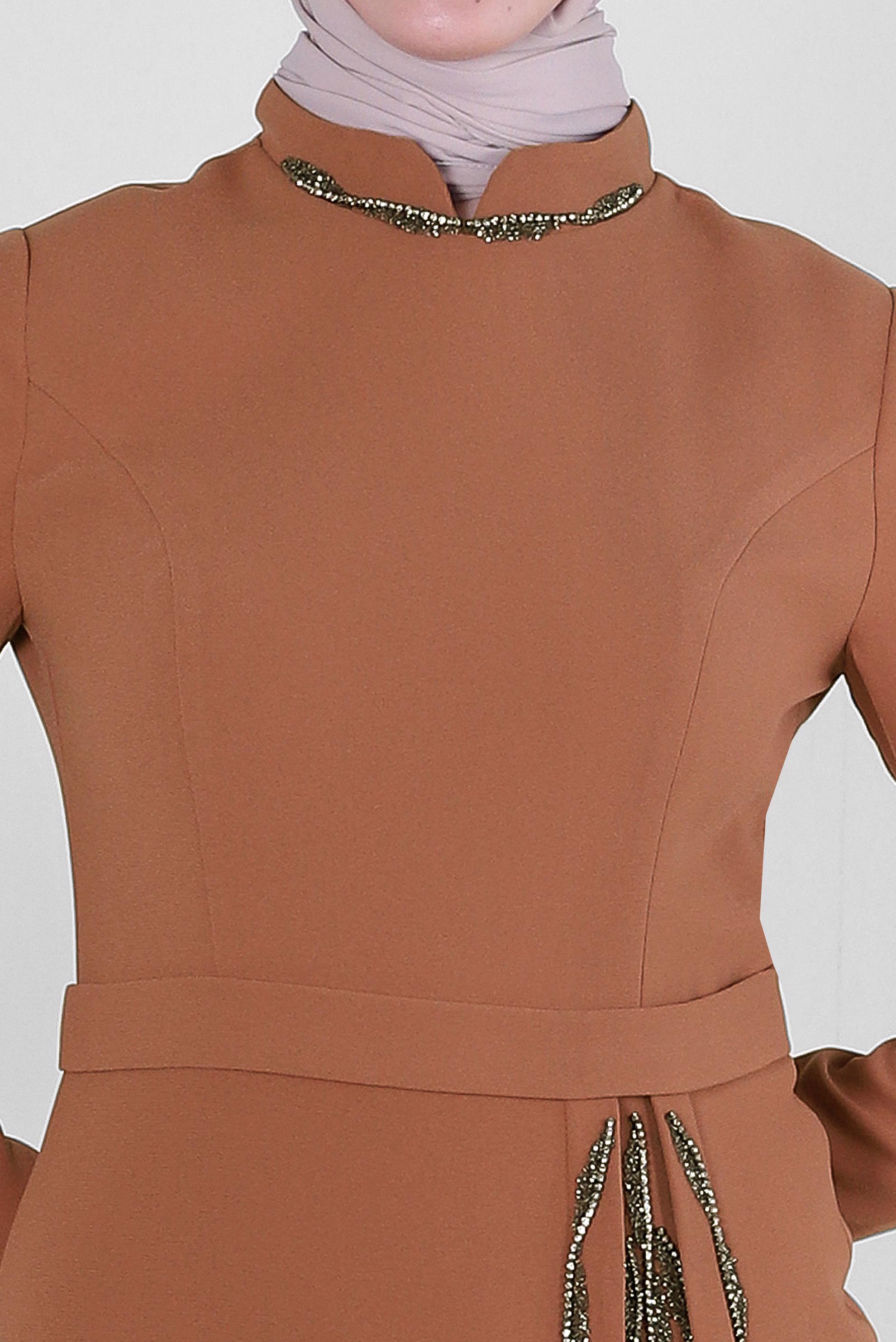 Tesettür giyim KAHVE TAŞ İŞLEME DETAYLI KREP ELBİSE 43544