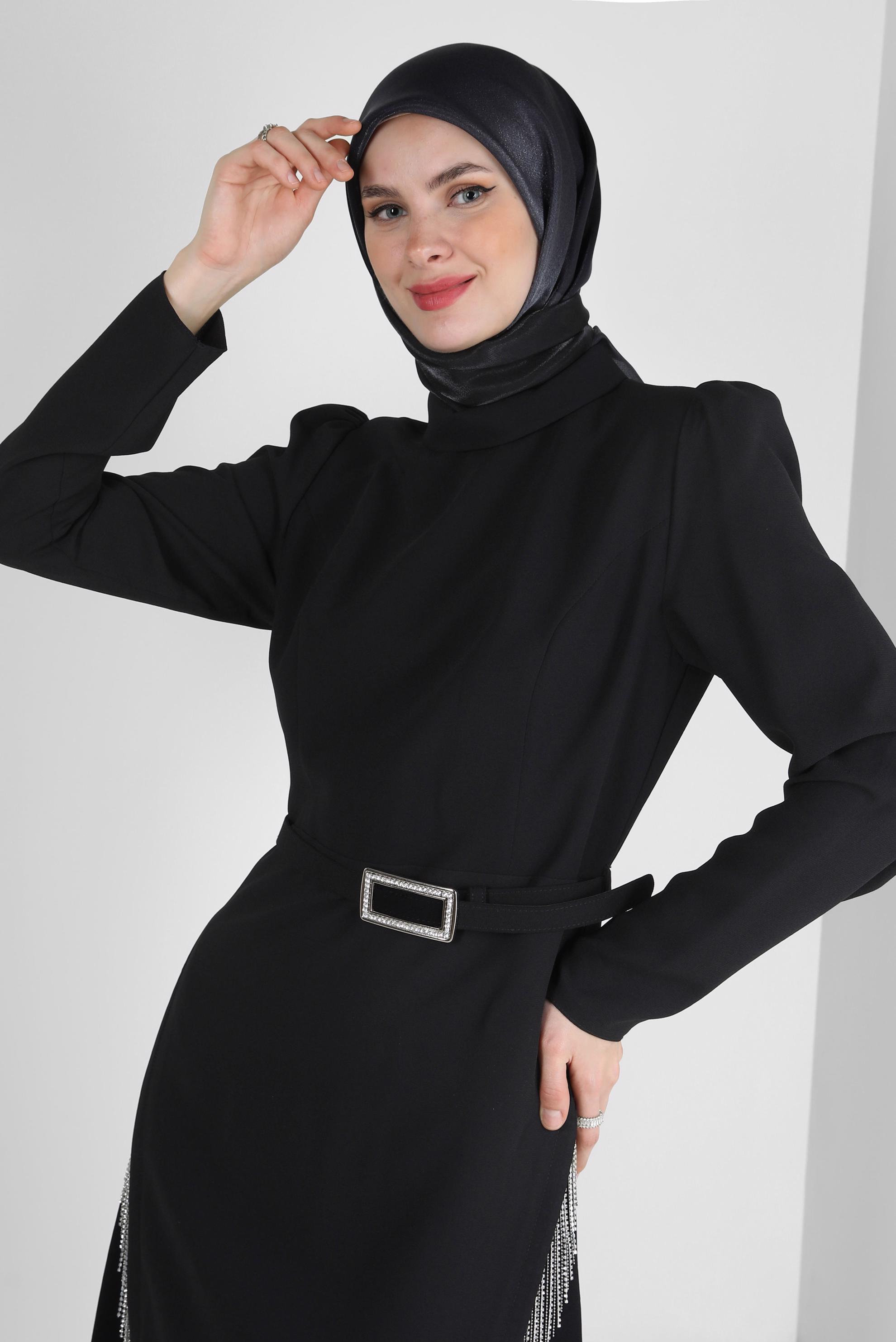 Tesettür giyim SİYAH ZİNCİR DETAYLI KEMERLİ KREP ELBİSE 43546