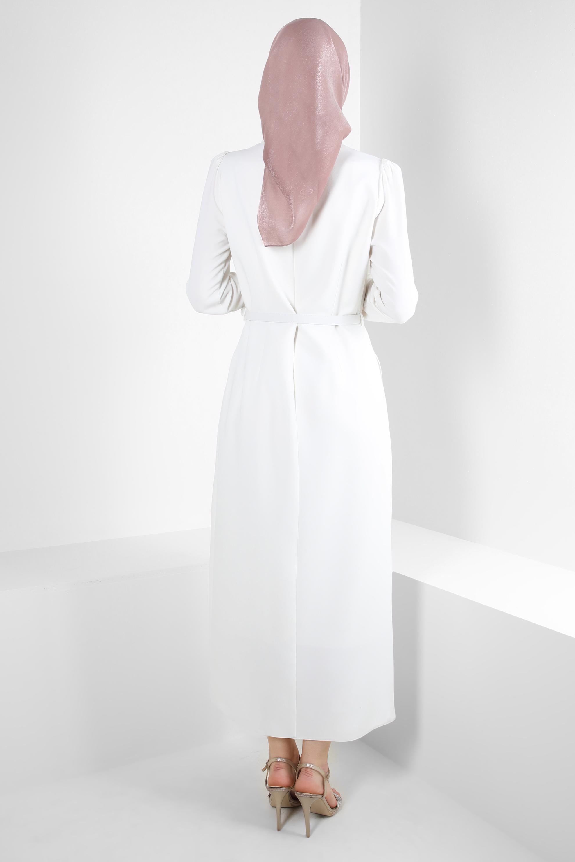 Tesettür giyim BEYAZ ZİNCİR DETAYLI KEMERLİ KREP ELBİSE 43546