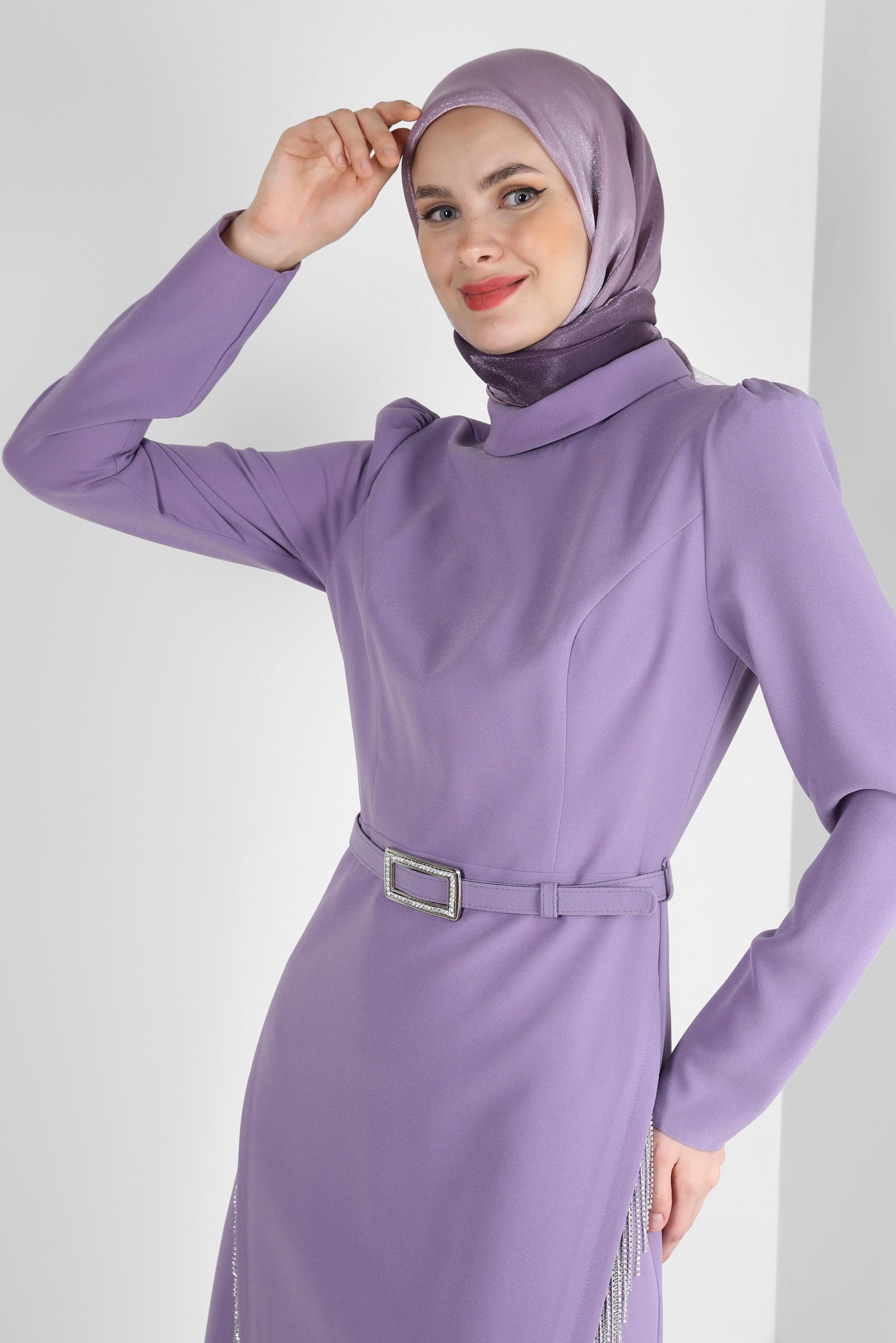 Tesettür giyim MOR ZİNCİR DETAYLI KEMERLİ KREP ELBİSE 43546