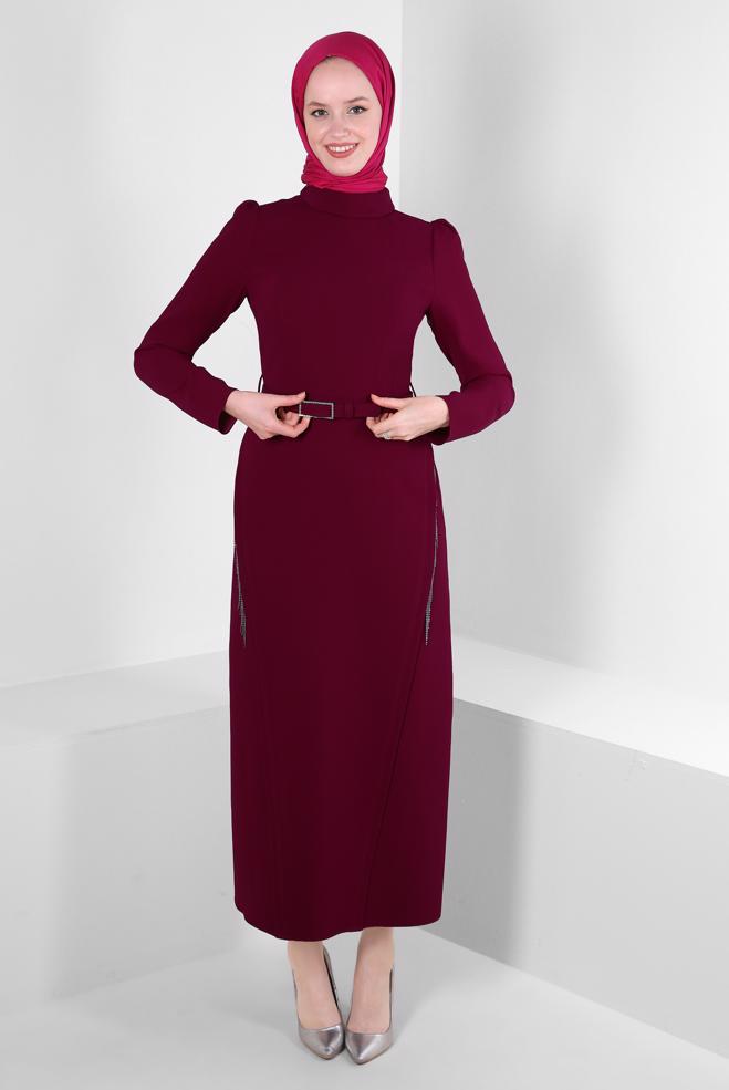 Tesettür giyim BORDO ZİNCİR DETAYLI KEMERLİ KREP ELBİSE 43546 - ALVİNA