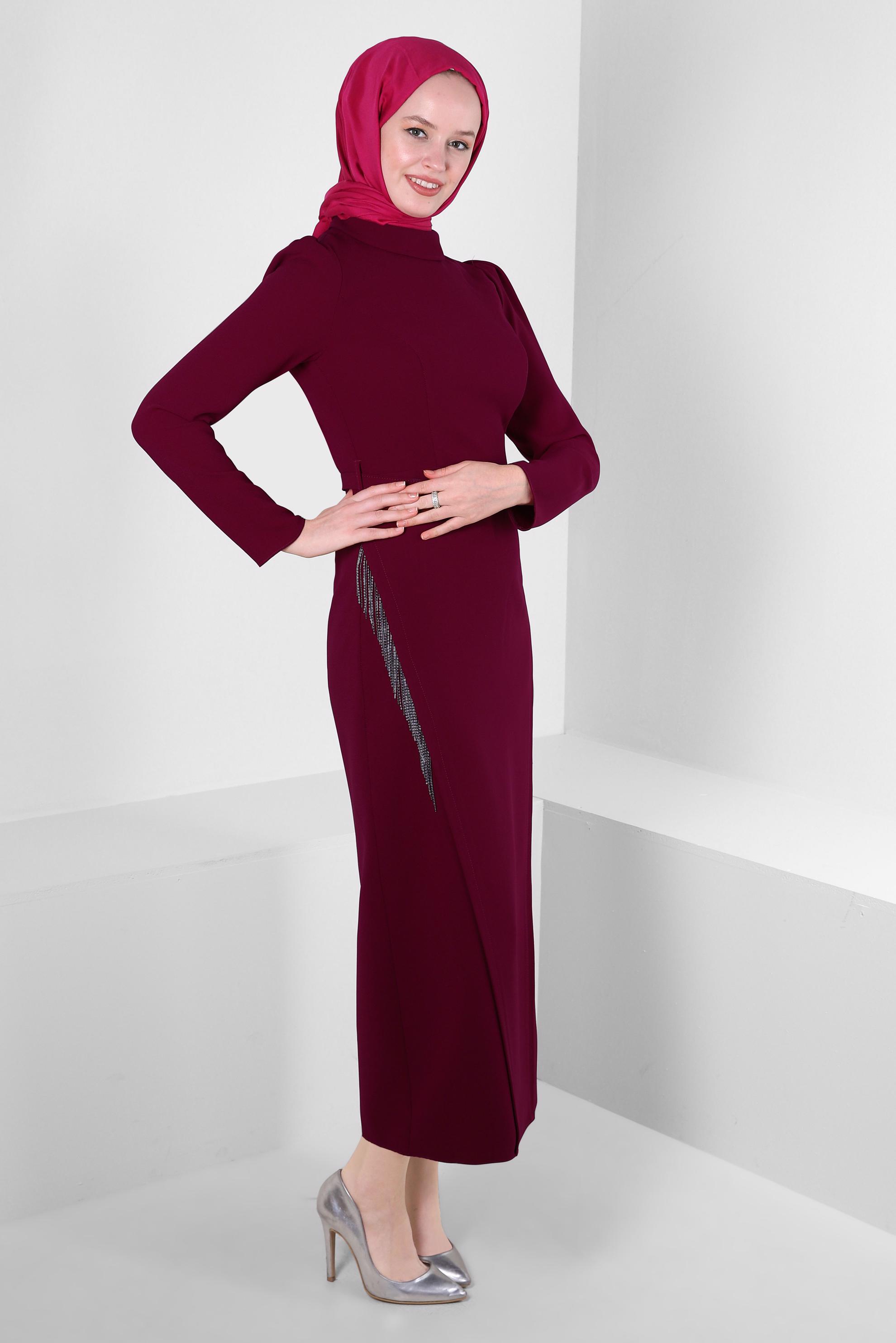 Tesettür giyim BORDO ZİNCİR DETAYLI KEMERLİ KREP ELBİSE 43546