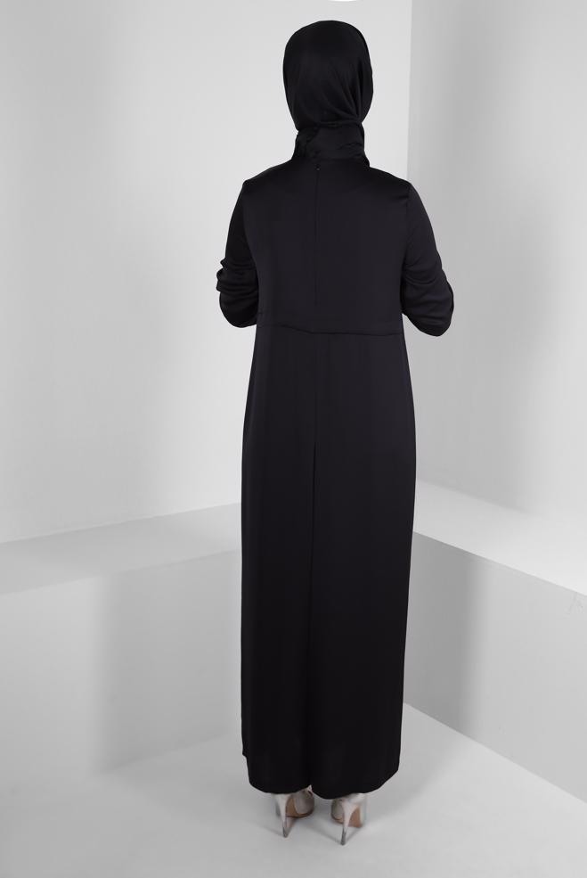 Tesettür giyim SİYAH ÖNÜ BAĞLAMA DETAYLI SATEN TULUM 43580 - ALVİNA