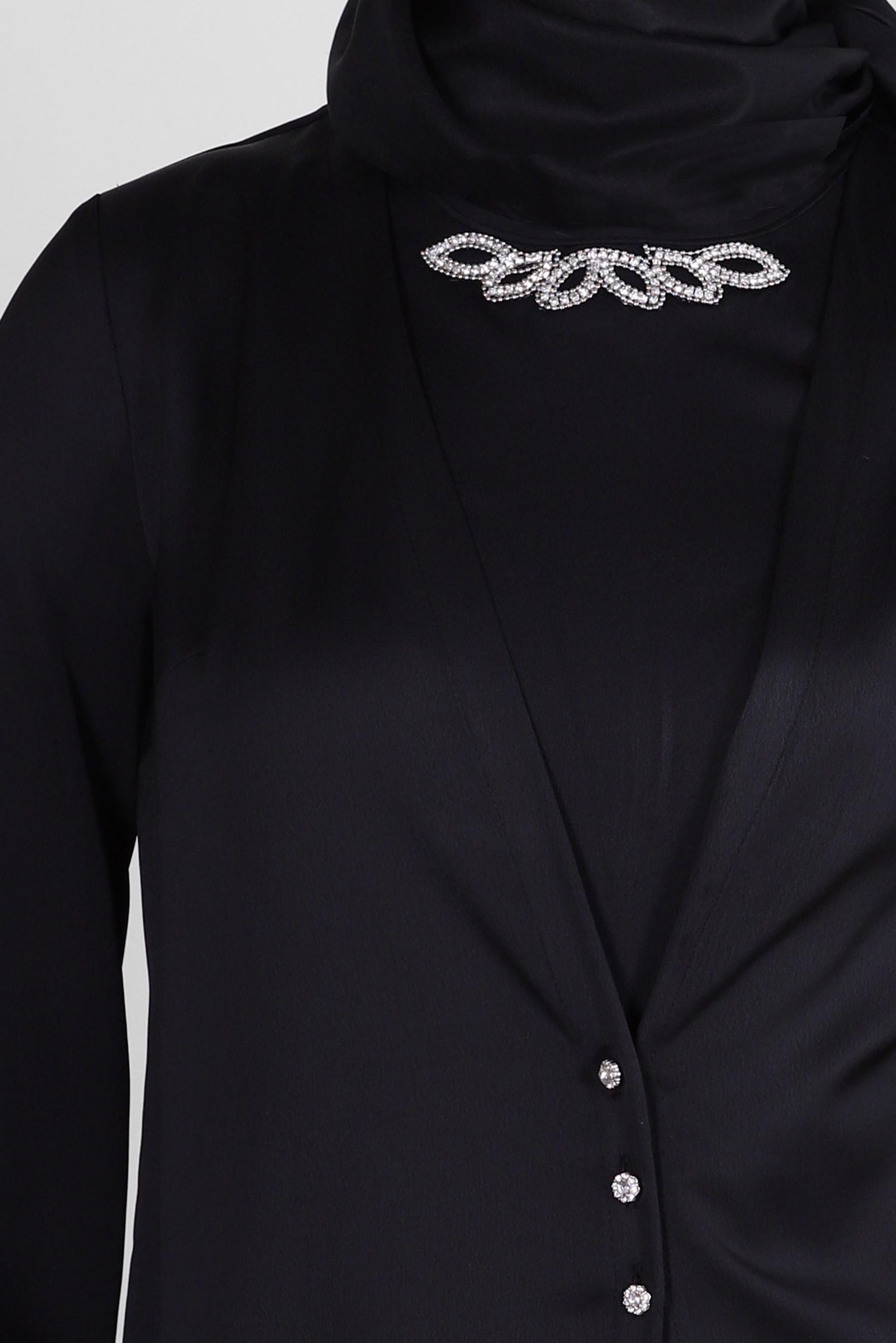 Tesettür giyim SİYAH ÖNÜ BAĞLAMA DETAYLI SATEN TULUM 43580