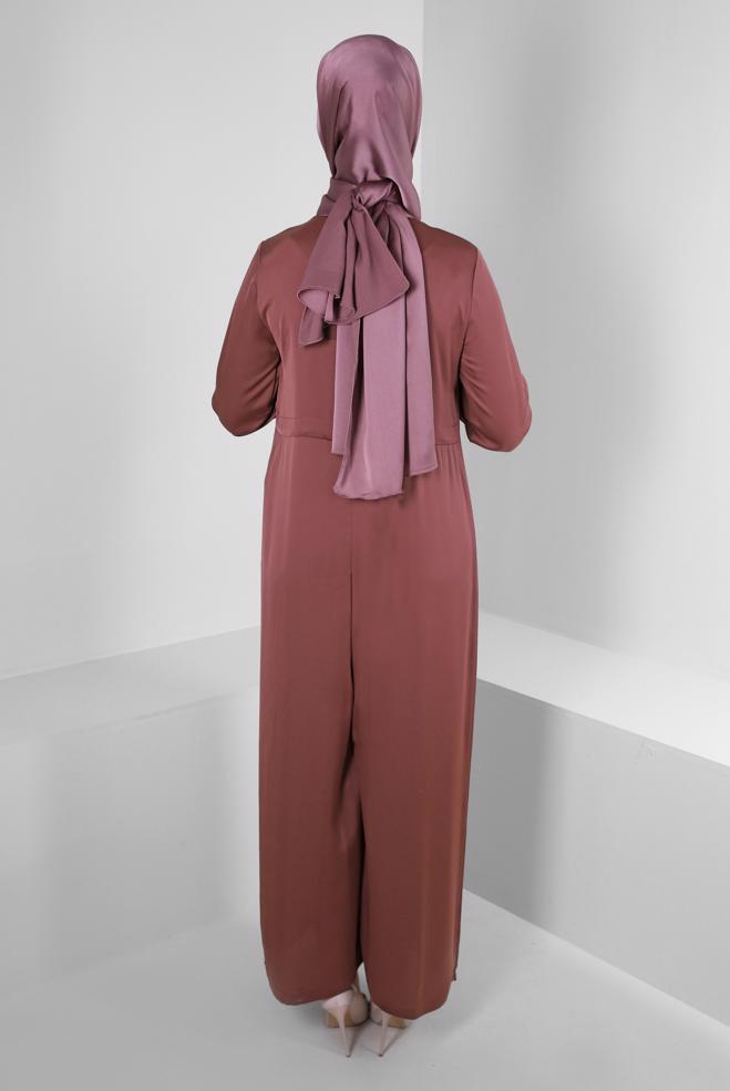 Tesettür giyim KAHVE ÖNÜ BAĞLAMA DETAYLI SATEN TULUM 43580 - ALVİNA