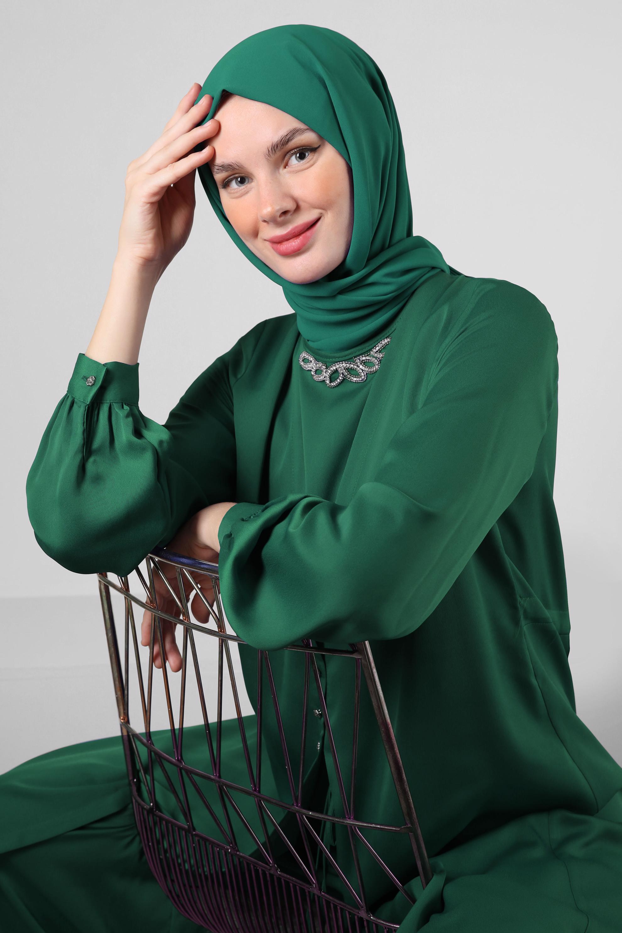 Tesettür giyim YEŞİL ÖNÜ BAĞLAMA DETAYLI SATEN TULUM 43580