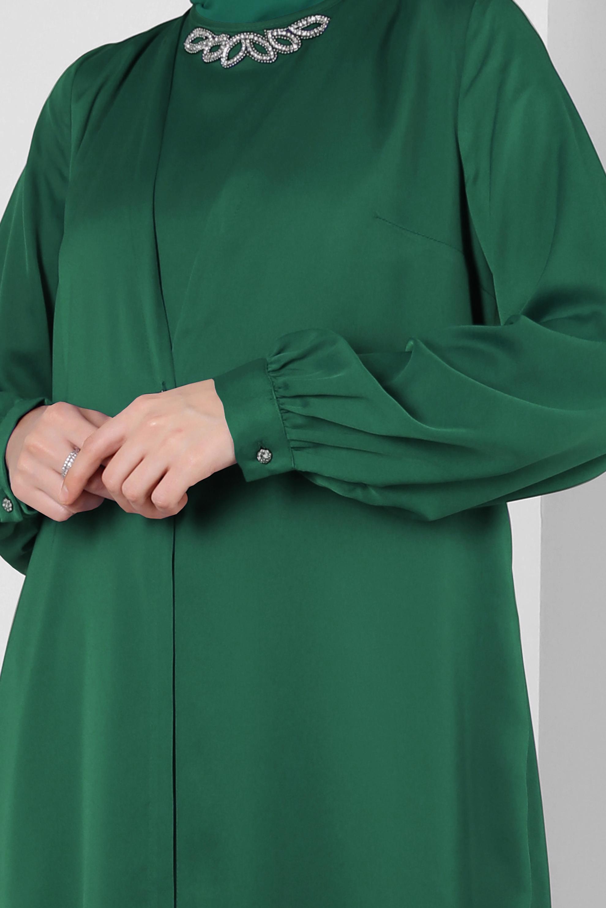 Tesettür giyim YEŞİL ÖNÜ BAĞLAMA DETAYLI SATEN TULUM 43580