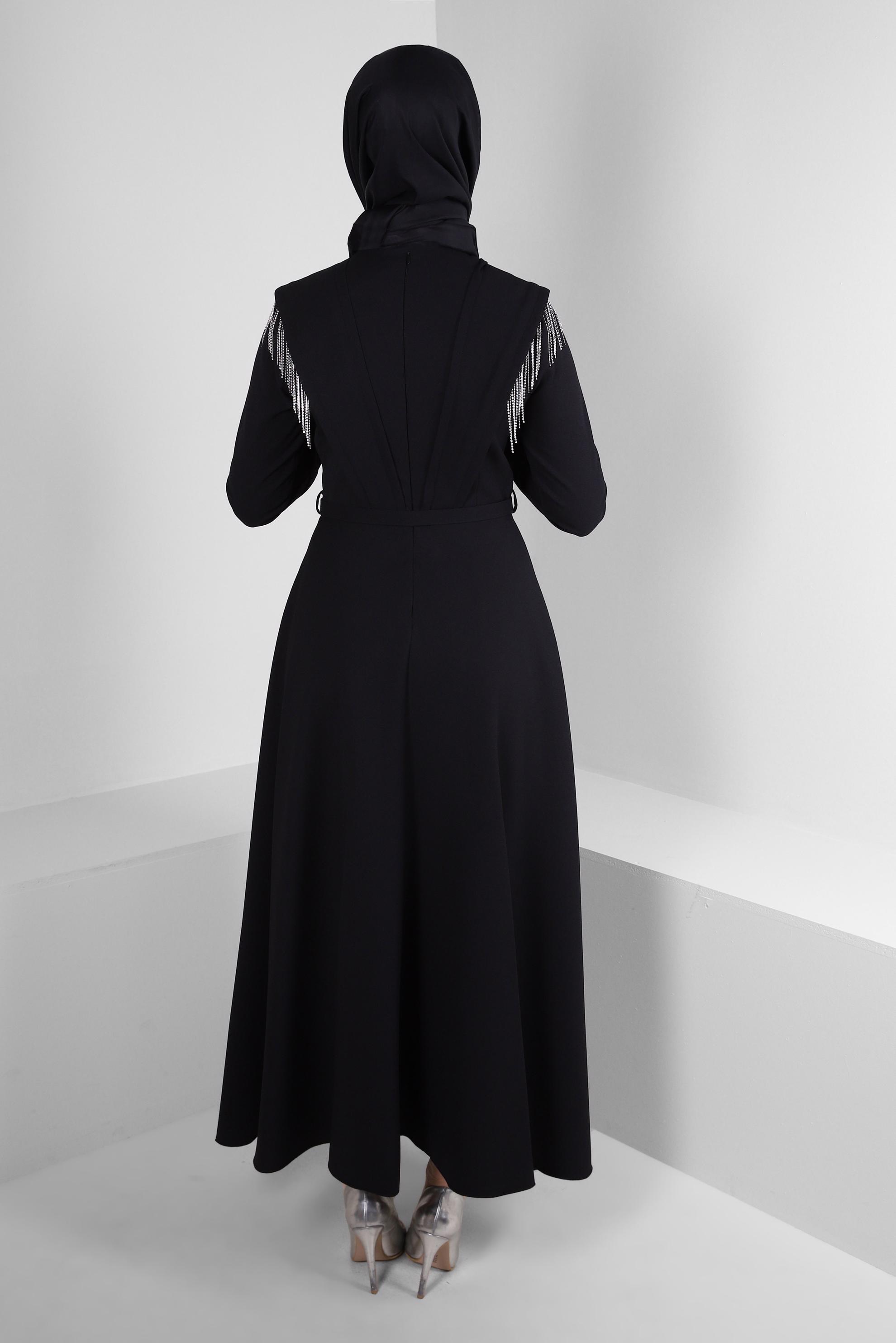 Tesettür giyim SİYAH ZİNCİR DETAYLI KEMERLİ KREP ELBİSE 43589